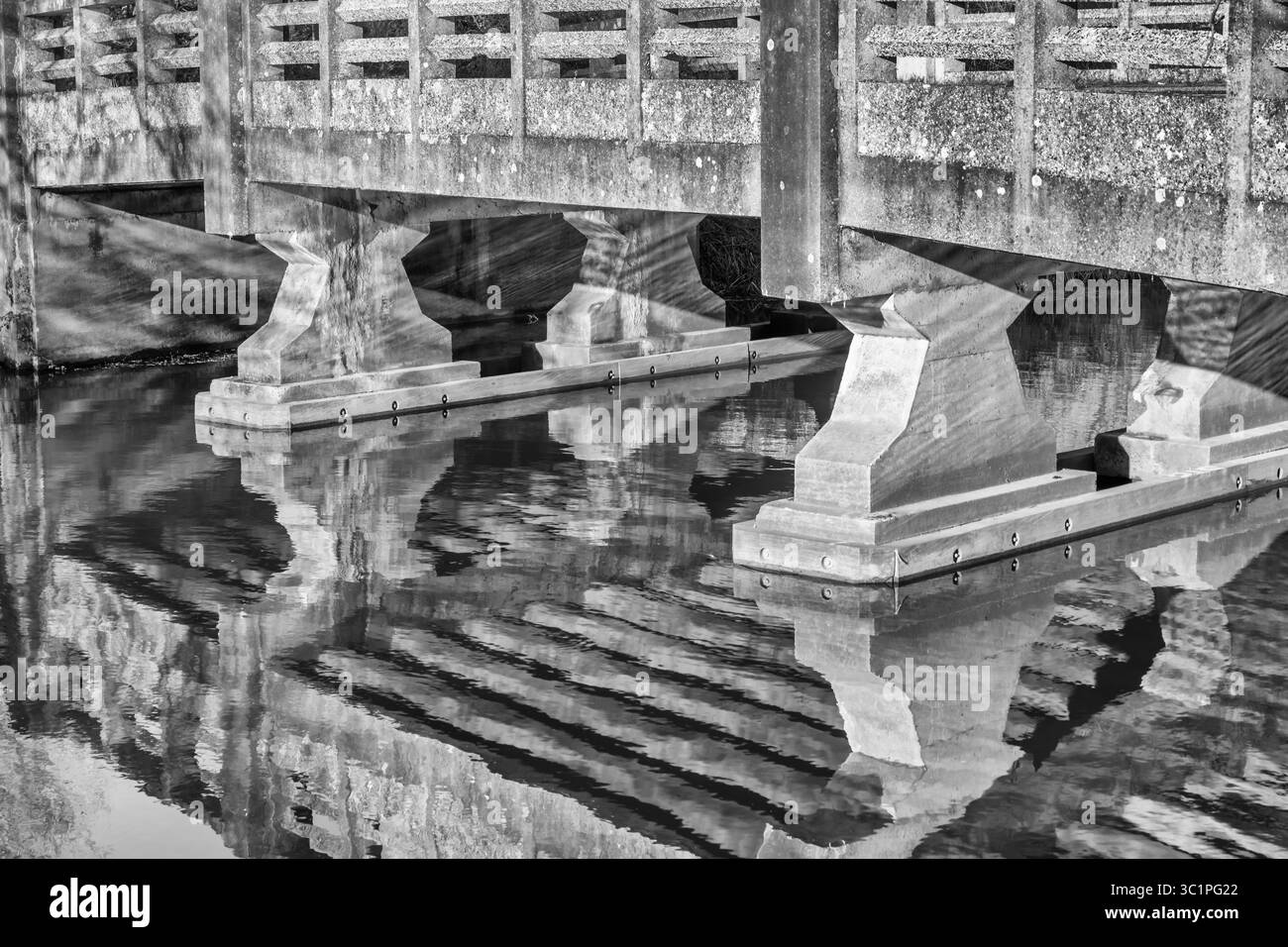 Steinbrücken-Reflexion in wasserschwarz-weiß Stockfoto