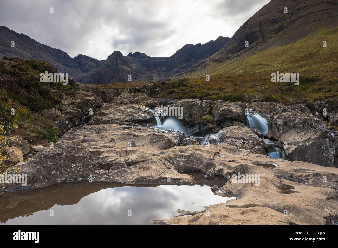 Die Feen-Pools auf der Isle of Skye mit kristallklarem Wasser und die Cuillin-Berge im Hintergrund, die mit einer langen Belichtung für einen seidigen ef aufgenommen wurden Stockfoto Die Feen-Pools auf der Isle of Skye mit kristallklarem Wasser und die Cuillin-Berge im Hintergrund, die mit einer langen Belichtung für einen seidigen ef aufgenommen wurden Stockfoto