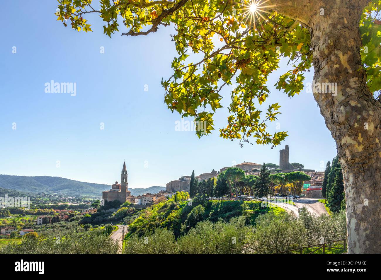 Historische Stadt Castiglion Fiorentino und die Kirche Collegiata di San Giuliano. Provinz Arezzo, Toskana, Italien Stockfoto