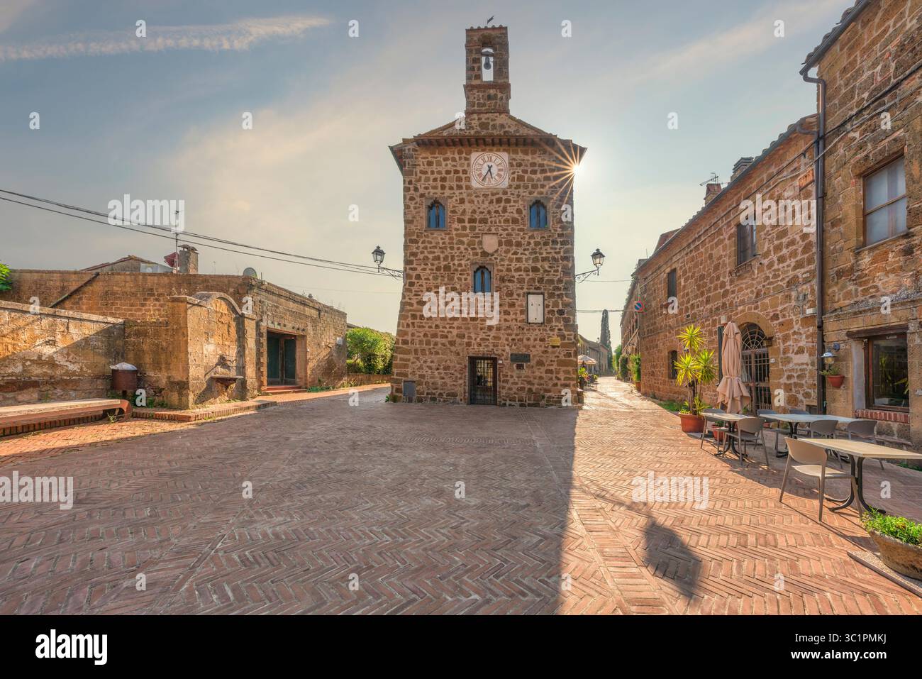 Hauptplatz von Sovana und mittelalterliches Rathaus oder Palazzo dell'Archivio. Maremma, Provinz Grosseto, toskanische Region, Italien Stockfoto