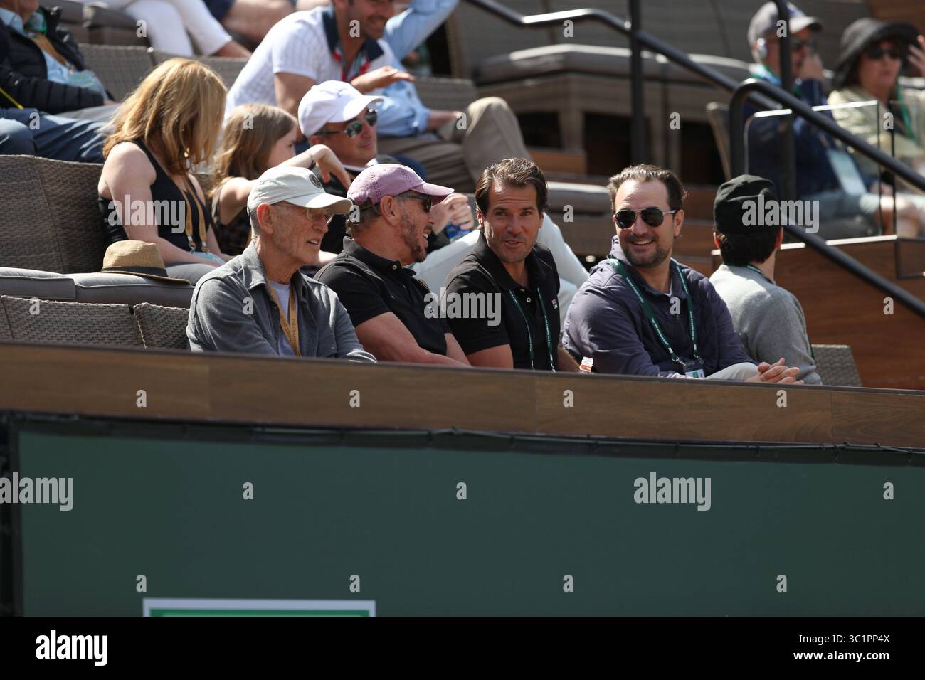 INDIAN WELLS, KALIFORNIEN - 9. MÄRZ: Larry Ellison, Mitbegründer und Vorstandsvorsitzender und Chief Technology Officer der Oracle Corporation und Schauspielerin Elisabeth Shue, nimmt am 6. Tag der BNP Paribas Open am Indian Wells Tennis Garden am 9. März 2019 in Indian Wells, Kalifornien, Teil. (Kreditbild: © SMG via ZUMA Wire) Stockfoto
