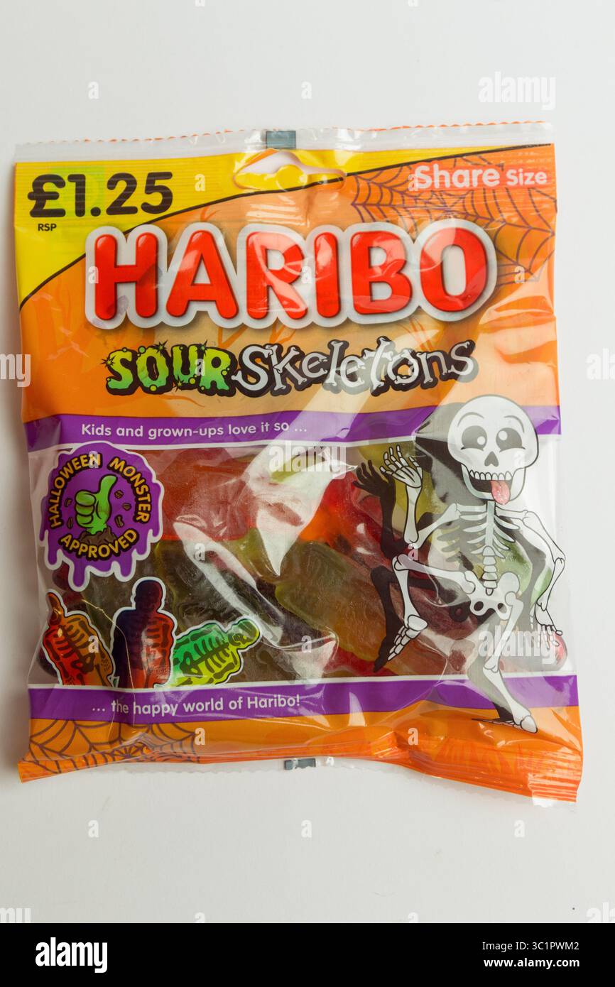 London, Großbritannien, 21. Juli 2025 :- Eine Ansicht Eines Pakets von Haribo Sour Skeletons Sweets, vor weißem Hintergrund Stockfoto