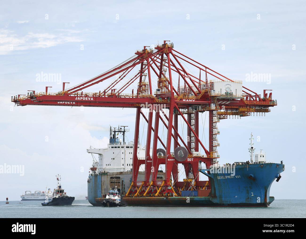 31. Dezember 2000 - 29 de agosto del 2017. MoÃÂ­n de LImÃÂ³n. Llegada de las dos nuevas grÃÂºas pÃÂ³rticas que fueron traÃÂ­das desde China al muelle de MoÃÂ­n. La compra de ÃÂ maquinaria le costÃÂ³ Japdeva 16 millones de dÃÂ³lares, inversiÃÂ³n que se cree tardÃÂ­a ya que el negocio de desembarque de mercancÃÂ­as quedarÃÂ en manos de APM Terminals en los prÃÂ³ximos meses. EN la Foto: Las nuevas grÃÂºas fueron remolcadas por unas grÃÂºas que la llevaron lentamente hasta el muelle. Foto: Albert MarÃÂ­n. (Bild: © La Nacion Via ZUMA Press) Stockfoto