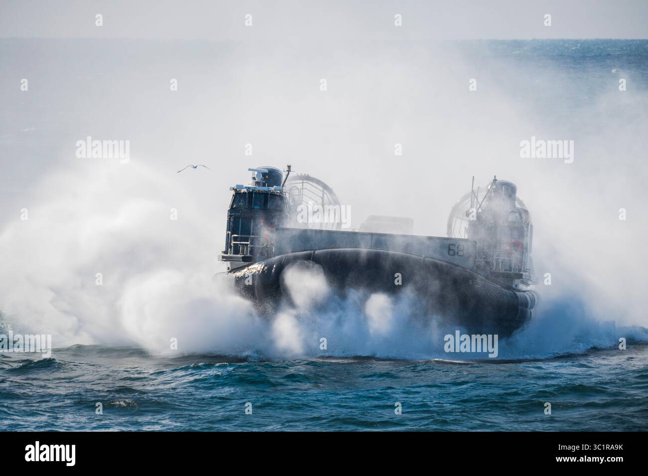 6. März 2019: Atlantik: Ein Luftkissen des Landungsbootes (LCAC) nähert sich dem amphibischen Angriffsschiff USS Bataan (LHD 5) während des LCAC-Einsatzes. Das Schiff führt derzeit Versuche auf See durch. (Bild: © Seaman Apprentice Travis Decker/ZUMA Wire/ZUMAPRESS.com) Stockfoto 6. März 2019: Atlantik: Ein Luftkissen des Landungsbootes (LCAC) nähert sich dem amphibischen Angriffsschiff USS Bataan (LHD 5) während des LCAC-Einsatzes. Das Schiff führt derzeit Versuche auf See durch. (Bild: © Seaman Apprentice Travis Decker/ZUMA Wire/ZUMAPRESS.com) Stockfoto