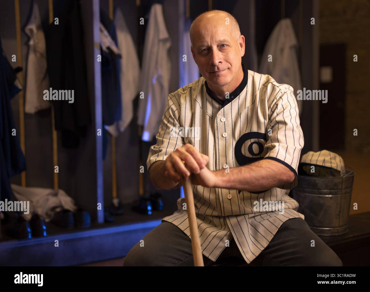 7. März 2019 – Minneapolis, MN, USA – der Schriftsteller und Regisseur Eric Simonson hat Sportshows zu einer Spezialität gemacht, darunter die Broadway-Shows Bronx Bombers und Lombardi. Das neueste ist die Weltpremiere „The Fix“ in der Minnesota Opera, in der es um Shoeless Joe Jackson und den Black Sox Skandal (die Fixed World Series 1919) geht.]..brian.peterson@startribune.com..Minneapolis, MN ..Donnerstag, 7. März 2019 (Credit Image: © Brian Peterson/Minneapolis Star Tribune Via ZUMA Wire) Stockfoto