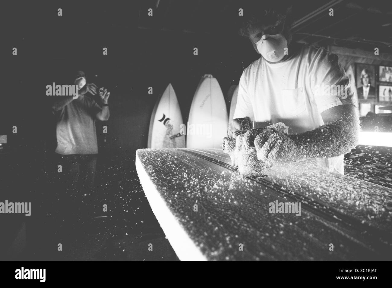 2. März 2017 – Costa Mesa, Kalifornien, USA – gemeinsam arbeiten die Surferweltmeisterin RACHAEL TILLY und der Surfboard-Shaper JOSH MARTIN an einem neuen Board für Tilly's bevorstehende Surfwettbewerbe. Die Beziehung zwischen professionellen Surfern und Surfbrettformern ist in der konkurrenzfähigen Surfwelt sehr wichtig. Surfer und Shaper arbeiten zusammen, um individuelle Surfbretter zu erstellen, die intuitiv mit dem einzigartigen Surfstil der Surfer und den spezifischen Wellen, die der Surfer reiten wird, zusammenarbeiten. (Bild: © Tim Kothlow/ZUMA Wire/ZUMAPRESS.com) Stockfoto