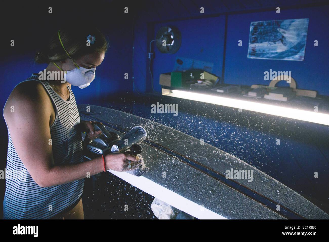 2. März 2017 – Costa Mesa, Kalifornien, USA – gemeinsam arbeiten die Surferweltmeisterin RACHAEL TILLY und der Surfboard-Shaper JOSH MARTIN an einem neuen Board für Tilly's bevorstehende Surfwettbewerbe. Die Beziehung zwischen professionellen Surfern und Surfbrettformern ist in der konkurrenzfähigen Surfwelt sehr wichtig. Surfer und Shaper arbeiten zusammen, um individuelle Surfbretter zu erstellen, die intuitiv mit dem einzigartigen Surfstil der Surfer und den spezifischen Wellen, die der Surfer reiten wird, zusammenarbeiten. (Bild: © Tim Kothlow/ZUMA Wire/ZUMAPRESS.com) Stockfoto