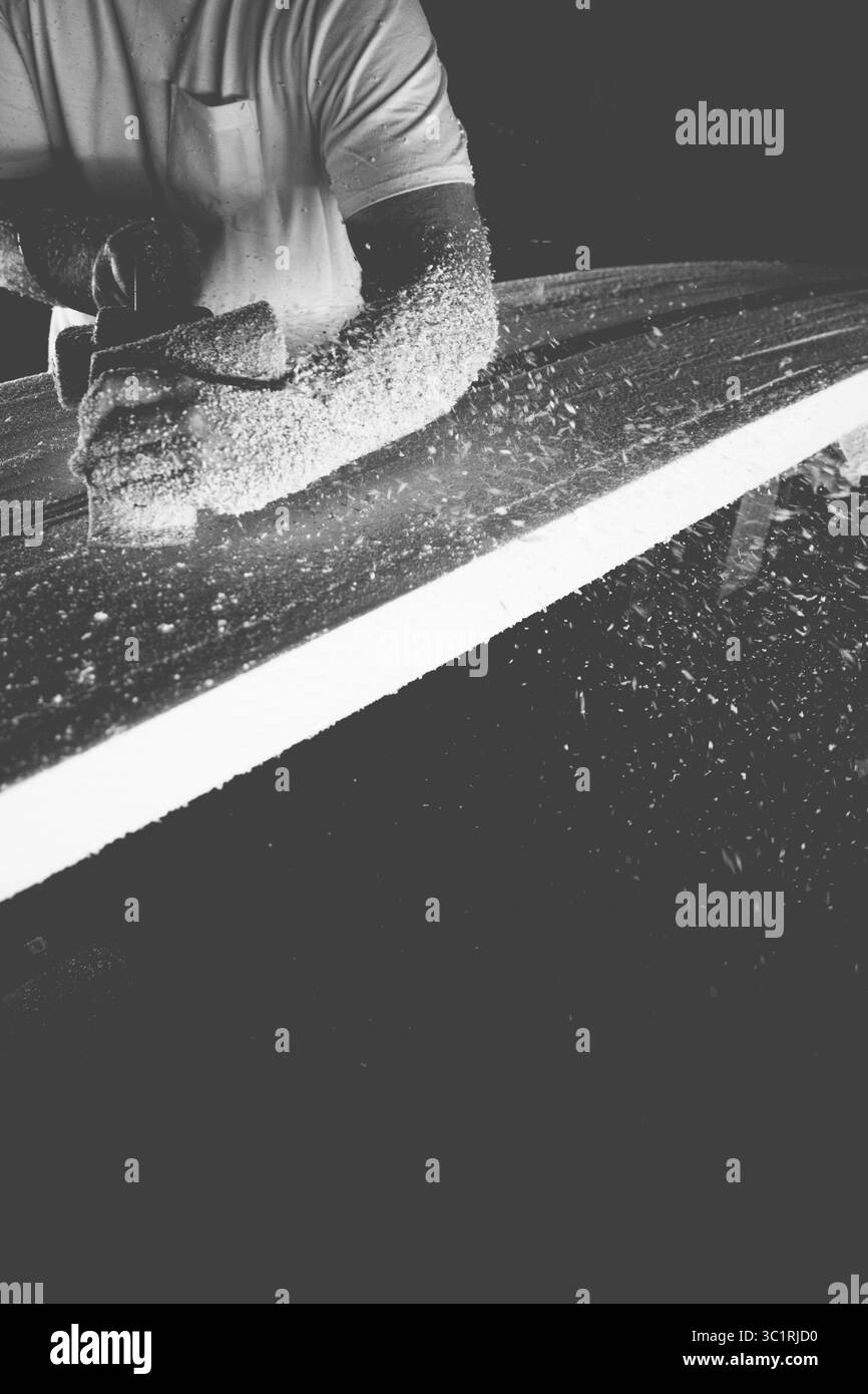 2. März 2017 – Costa Mesa, Kalifornien, USA – gemeinsam arbeiten die Surferweltmeisterin RACHAEL TILLY und der Surfboard-Shaper JOSH MARTIN an einem neuen Board für Tilly's bevorstehende Surfwettbewerbe. Die Beziehung zwischen professionellen Surfern und Surfbrettformern ist in der konkurrenzfähigen Surfwelt sehr wichtig. Surfer und Shaper arbeiten zusammen, um individuelle Surfbretter zu erstellen, die intuitiv mit dem einzigartigen Surfstil der Surfer und den spezifischen Wellen, die der Surfer reiten wird, zusammenarbeiten. (Bild: © Tim Kothlow/ZUMA Wire/ZUMAPRESS.com) Stockfoto