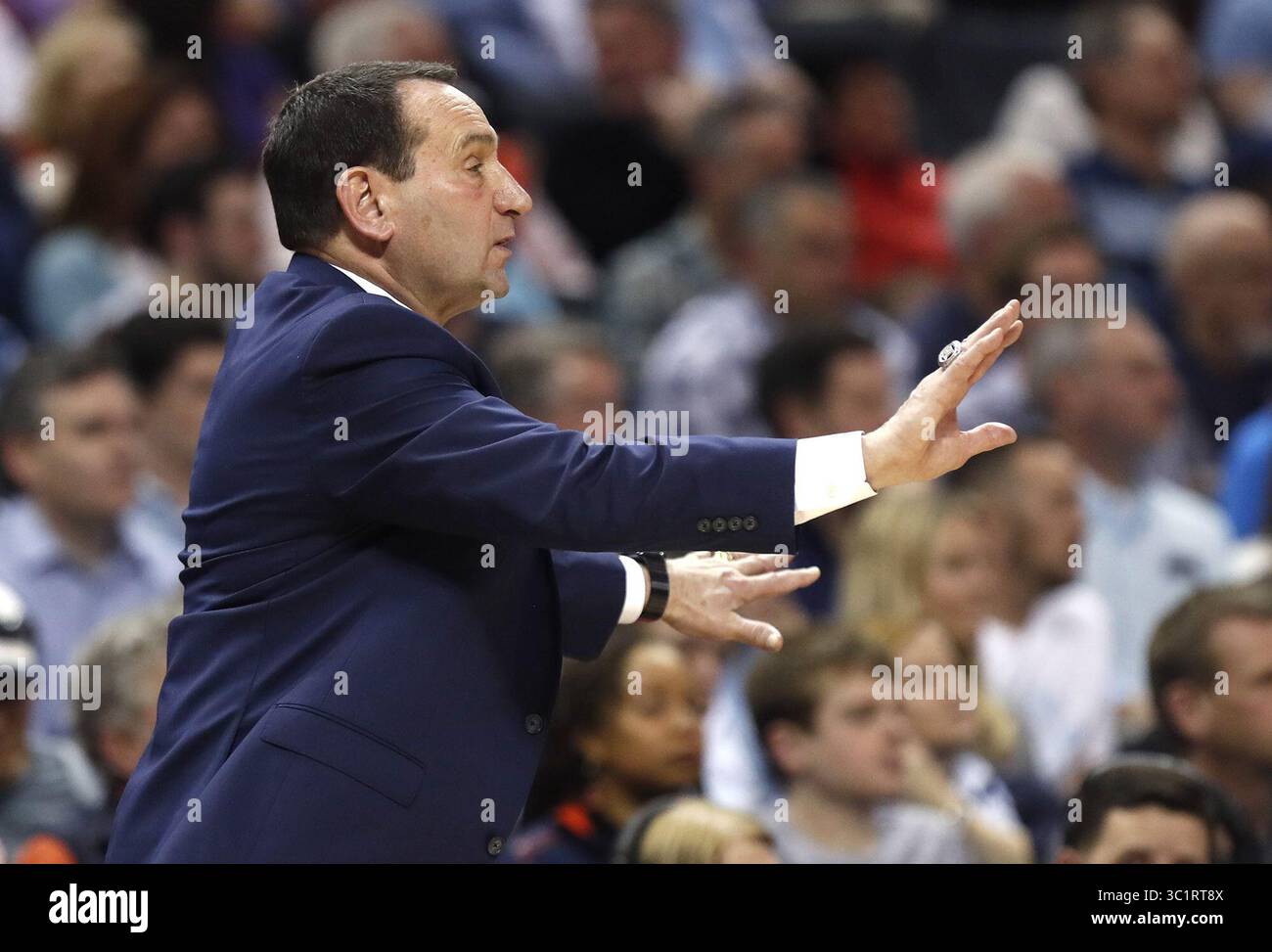 14. März 2019: Charlotte, NC, USA - Duke Head Coach Mike Krzyzewski bildet seine Spieler in der ersten Halbzeit gegen Syracuse im Viertelfinale des ACC Turniers im Specturm Center in Charlotte, N.C., am Donnerstag, den 14. März 2019. (Foto: © Ethan Hyman/Raleigh News & Observer/TNS via ZUMA Wire) Stockfoto