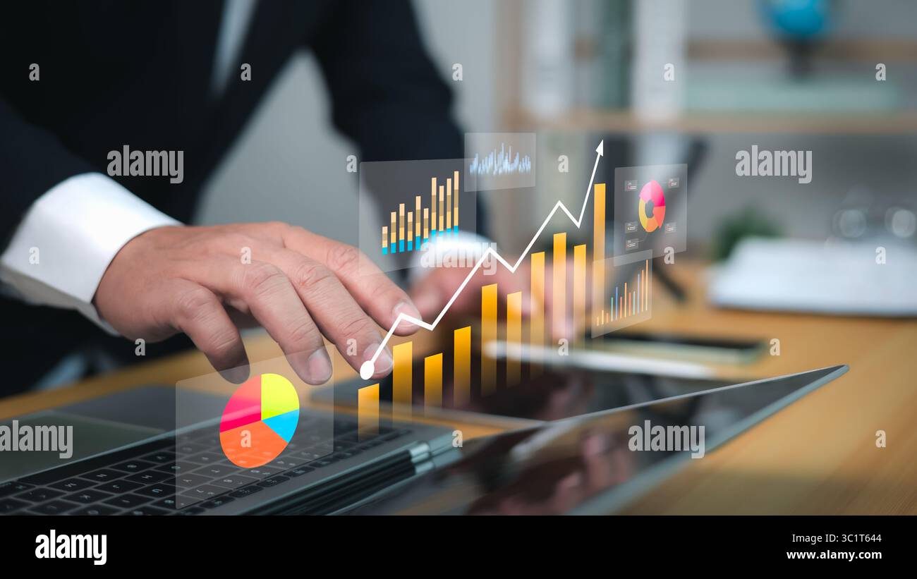 Analyse von Geschäftsdaten mit futuristischen Diagrammen, steigender Trendlinie und professionellen Hands-on-Notebooks, die Wachstum, Investitionen und digitale Flosse symbolisieren Stockfoto