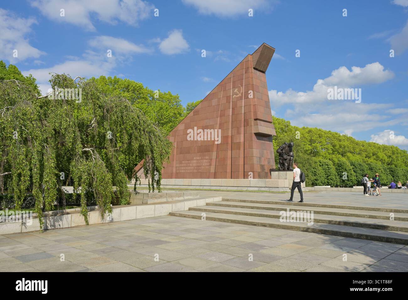 Mittelportal, Kniender Soldat mit Kalschnikow Gewehr, Sowjetisches Ehrenmal, Treptower Park, Treptow, Bezirk Treptow-Köpenick, Berlin, Deutschland *** zentrales Portal, kniender Soldat mit Kalschnikow-Gewehr, sowjetische Gedenkstätte, Treptow Park, Treptow Köpenick Bezirk, Berlin, Deutschland Stockfoto
