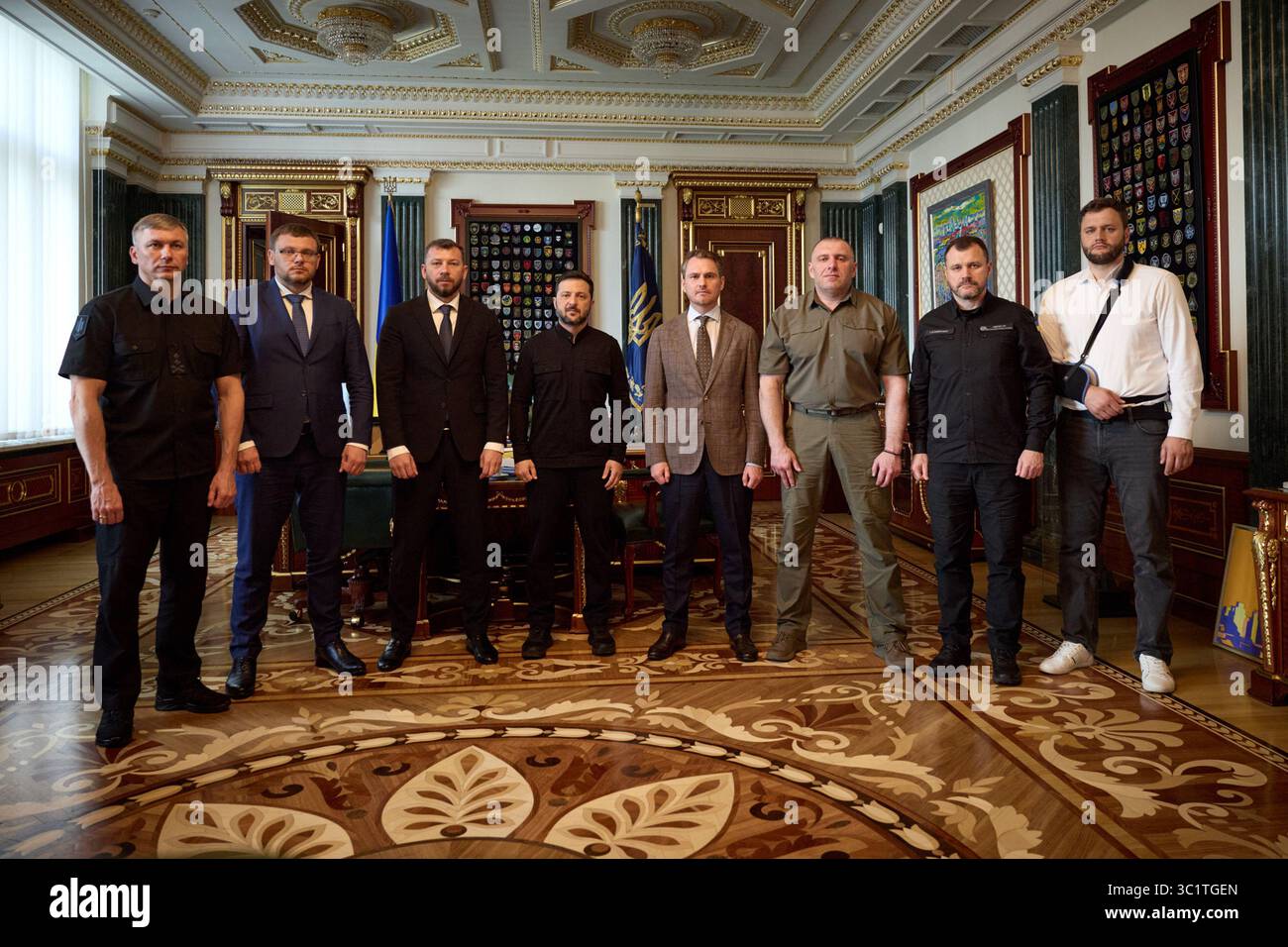 Kiew, Ukraine. Juli 2025. Der ukrainische Präsident Wolodymyr Zelenskyj beruft die Leiter der Strafverfolgungs- und Korruptionsbekämpfungsbehörden des Landes zusammen mit dem Generalstaatsanwalt zu einem Treffen am Mittwoch, den 23. Juli 2024, ein. Am späten Dienstagabend unterzeichnete Zelensky ein Gesetz, das die Unabhängigkeit von Antikorruptionsbehörden einschränkt, gegen die Einwände von Demonstranten und westlichen Verbündeten des Landes. Foto über Pressestelle des ukrainischen Präsidenten/UPI Credit: UPI/Alamy Live News Stockfoto