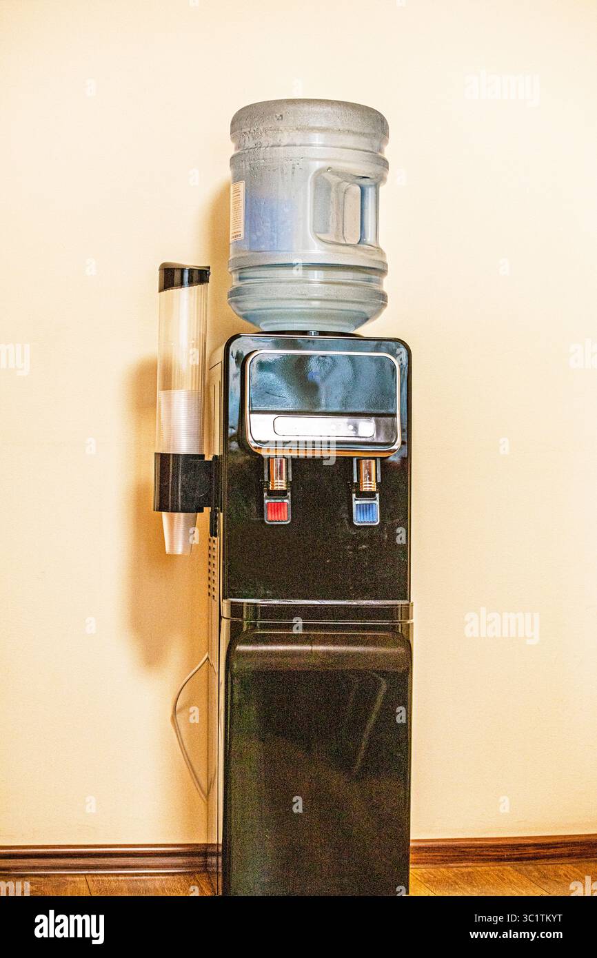 Flasche gereinigtes Trinkwasser mit heißer und warmer Regelung im Büro Stockfoto