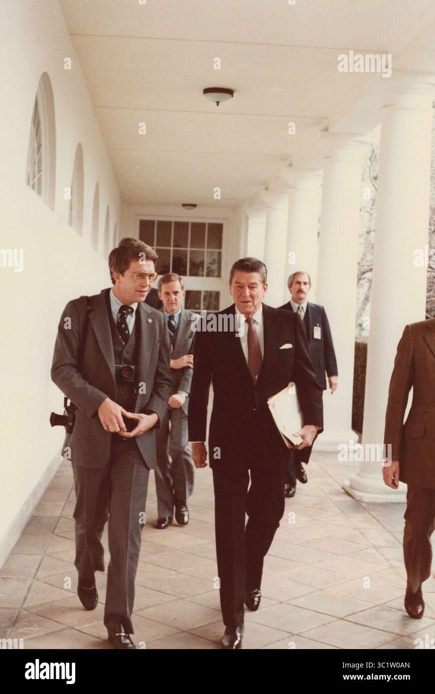 Januar 1981 – Washington, District of Columbia, USA – verstorbener WH-Fotograf Michael Evans „On the Job“ (Foto: © Mary Anne Fackelman/The White House Via ZUMA Wire) Stockfoto