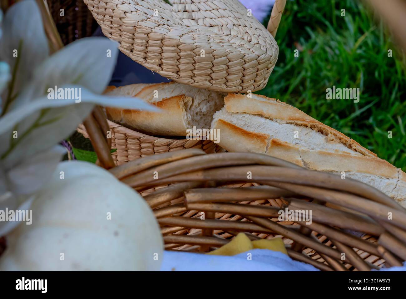 Ein lebhaftes Picknick im Herbst bietet farbenfrohe saisonale Speisen – helle Kürbisse, Äpfel, Wurstwaren, frisches Brot, Käse, und warme Getränke. Umschlossen b Stockfoto
