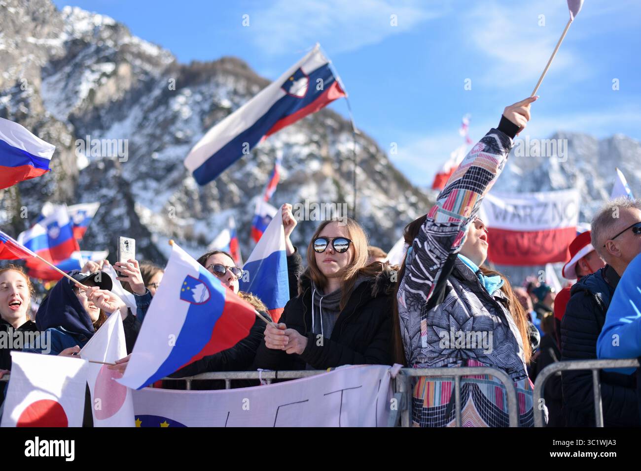 22. März 2019 - Planica, Slowenien - Zuschauer werden während des FIS Skisprung World Cup Flying Hill Einzelwettbewerbs in Planica bejubelt. (Kreditbild: © Milos Vujinovic/SOPA Bilder via ZUMA Wire) Stockfoto