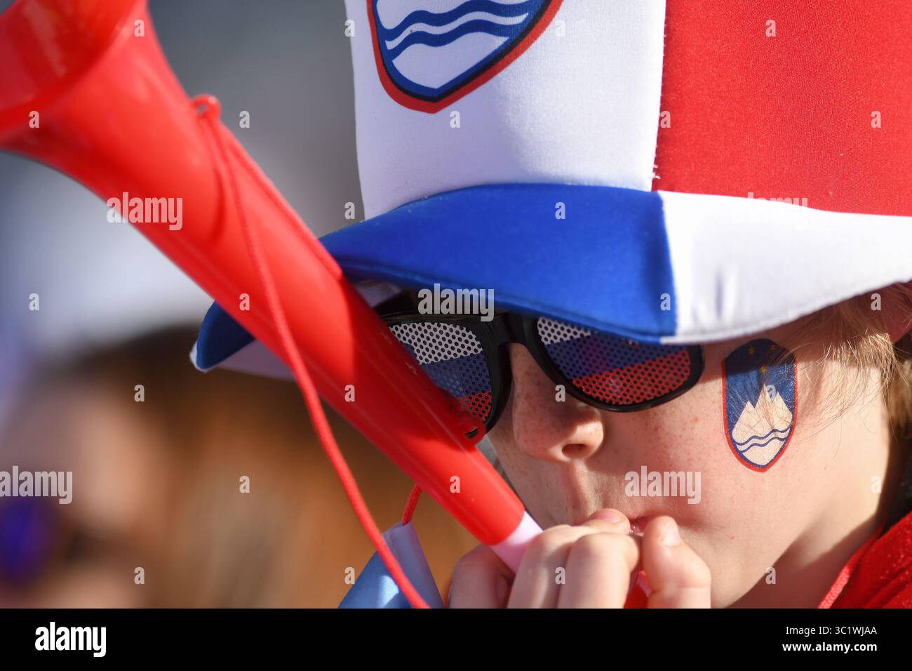 22. März 2019 - Planica, Slowenien - Ein Zuschauer, der während des FIS Skisprung World Cup Flying Hill Einzelwettbewerbs in Planica jubelte. (Kreditbild: © Milos Vujinovic/SOPA Bilder via ZUMA Wire) Stockfoto