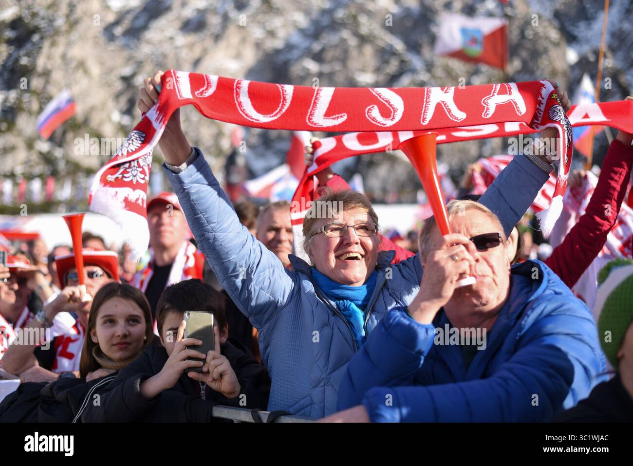22. März 2019 - Planica, Slowenien - Zuschauer werden während des FIS Skisprung World Cup Flying Hill Einzelwettbewerbs in Planica bejubelt. (Kreditbild: © Milos Vujinovic/SOPA Bilder via ZUMA Wire) Stockfoto