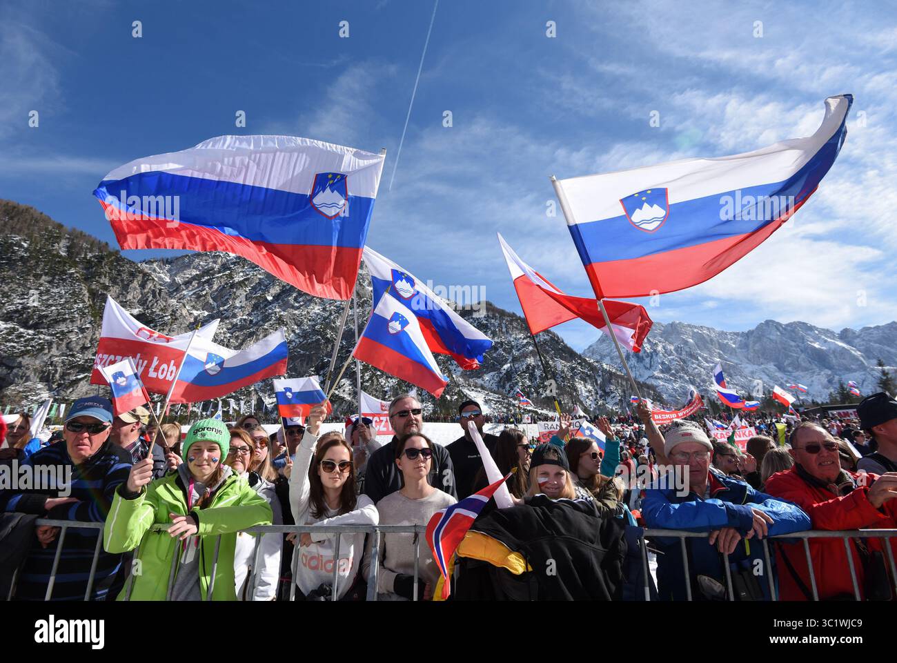 22. März 2019 - Planica, Slowenien - Zuschauer werden während des FIS Skisprung World Cup Flying Hill Einzelwettbewerbs in Planica bejubelt. (Kreditbild: © Milos Vujinovic/SOPA Bilder via ZUMA Wire) Stockfoto