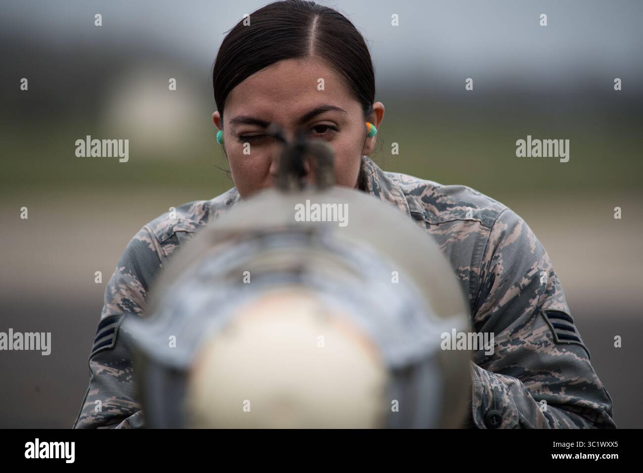 21. März 2019: RAF Fairford, England, Vereinigtes Königreich - Senior Airman Angelica Melendez, 2nd Munitions Squadron Conventional Maintenance Crew Chief von der Barksdale Air Force Base, La., sieht eine geführte Bombeneinheit 38 bei der RAF Fairford, England, am 21. März 2019 ab. Bestimmte Komponenten der GBU-38 hatten spezielle Möglichkeiten, nach dem Anbringen aufeinander aufzurichten. Melendez prüfte, ob diese Komponenten korrekt platziert wurden. (Bild: © U.S. Air Force/ZUMA Wire/ZUMAPRESS.com) Stockfoto