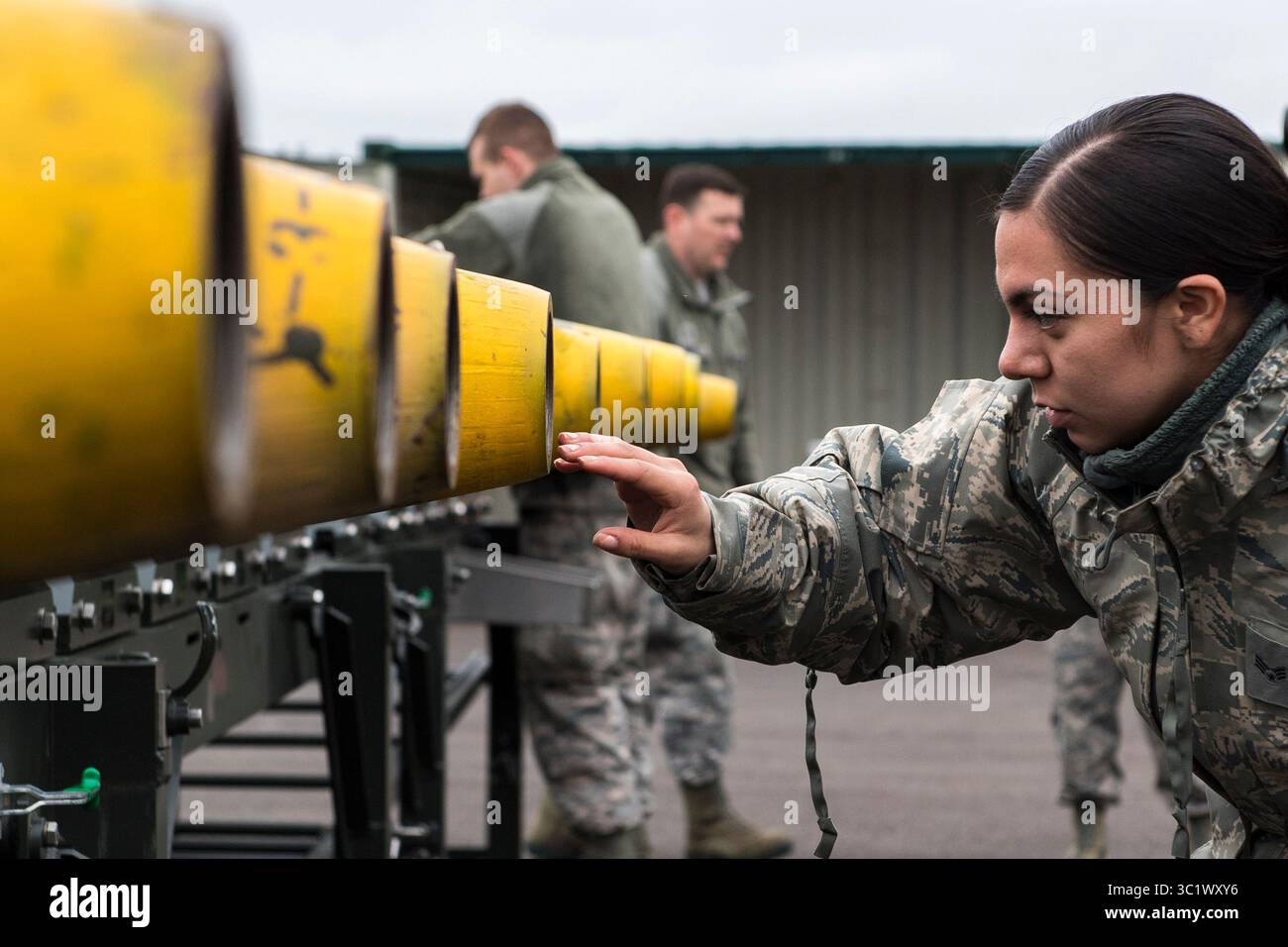 21. März 2019: Die Flugzeugführerin Angelica Melendez, 2nd Munitions Squadron Conventional Maintenance Crew Chief von der Barksdale Air Force Base, La., inspiziert die Nase einer geführten Bombeneinheit 38, bevor sie am 21. März 2019 bei der RAF Fairford, England, eingesetzt wird. Melendez war die leitende Crew-Leiterin für die Montage und ihre primäre Aufgabe bestand darin, sicherzustellen, dass jeder Schritt des Prozesses korrekt befolgt wurde. (Bild: © U.S. Air Forc/ZUMA Wire/ZUMAPRESS.com) Stockfoto