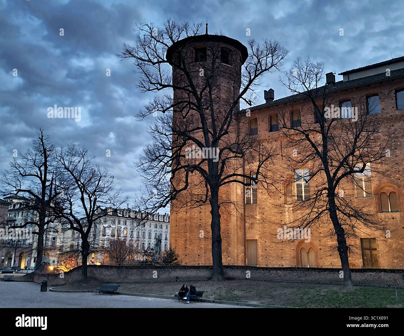 Auf der Piazza Castello in Turin befinden sich neben dem bekannten Schloss auch der Palazzo Madama, der Königspalast und die Königliche Kirche San Lorenzo. Stockfoto