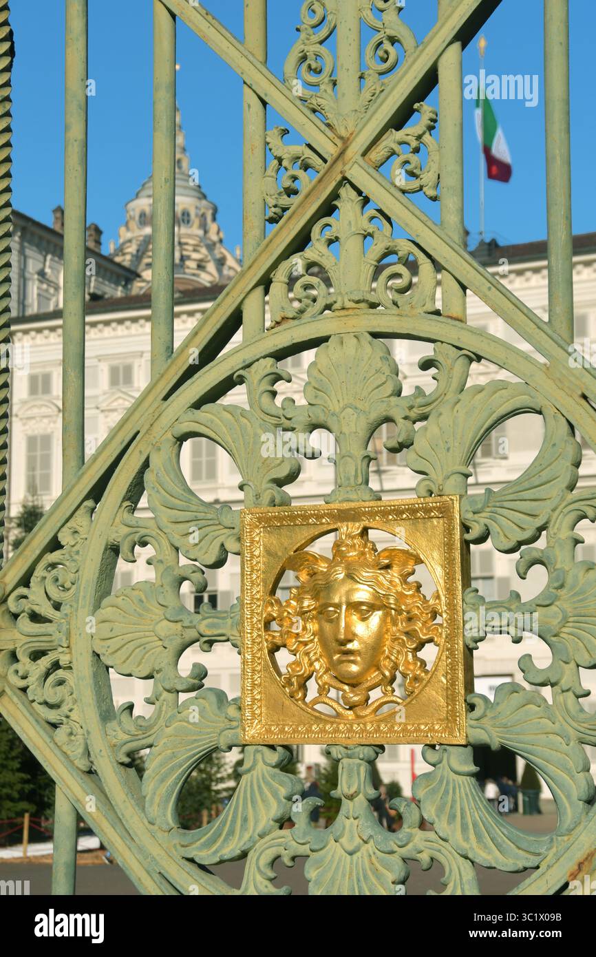 Auf der Piazza Castello in Turin befinden sich neben dem bekannten Schloss auch der Palazzo Madama, der Königspalast und die Königliche Kirche San Lorenzo. Stockfoto