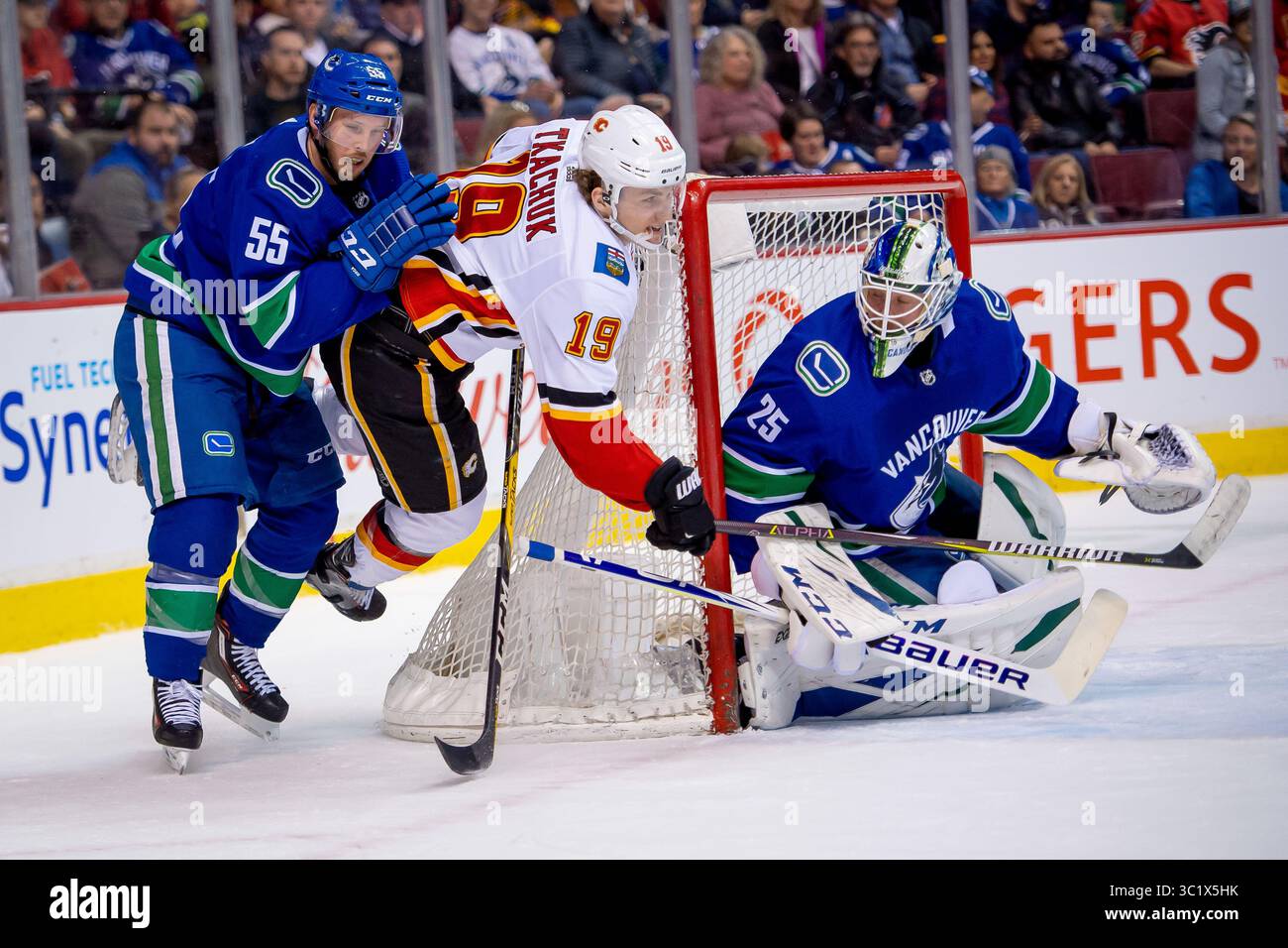 23. März 2019: Matthew Tkachuk (19) kollidierte mit dem Netz während des NHL-Spiels zwischen den Calgary Flames und den Vancouver Canucks in der Rogers Arena in Vancouver, Kanada. Dom Gagne/CSM(Kreditbild: &Copy; Dom Gagne/CSM via ZUMA Wire) Stockfoto