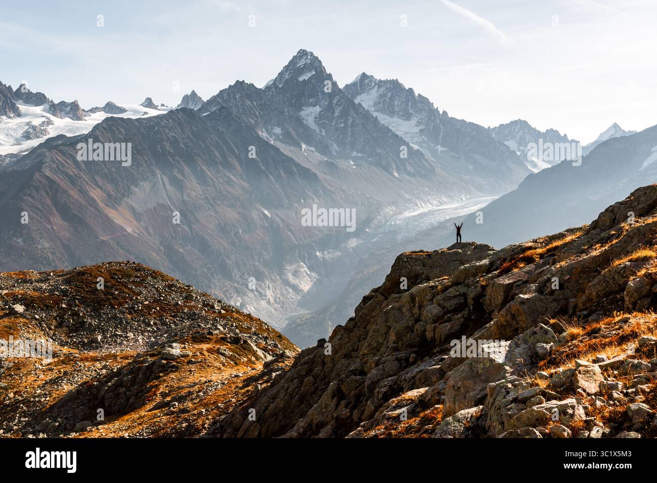 Im Naturschutzgebiet Vallon de Berard erheben sich die Berge des Monte Bianco über die Wanderer hinaus. Malerische Aussicht auf die französischen Alpen in friedlichem Outdoor-Abenteuer Momen Stockfoto