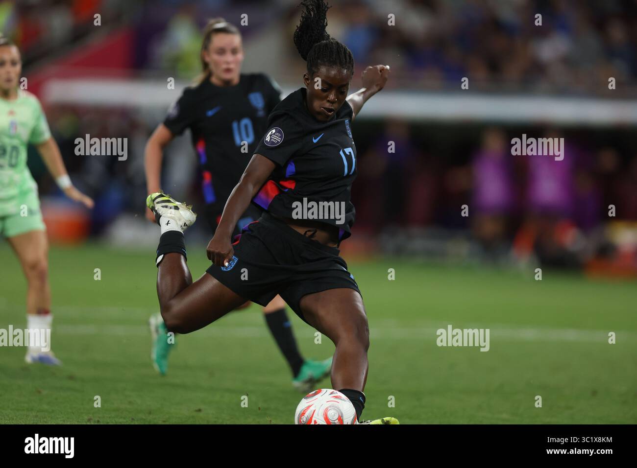 Genf, Schweiz 22. Juli 2025: Agyemang von England trifft das Tor und feiert mit der Mannschaft im Halbfinale der UEFA Women's EURO Switzerland 2025 Stockfoto