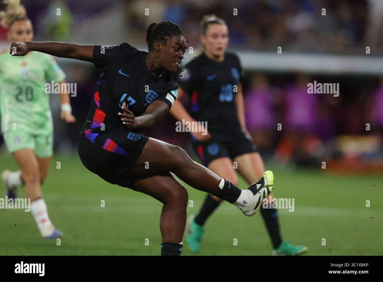 Genf, Schweiz 22. Juli 2025: Agyemang von England trifft das Tor und feiert mit der Mannschaft im Halbfinale der UEFA Women's EURO Switzerland 2025 Stockfoto