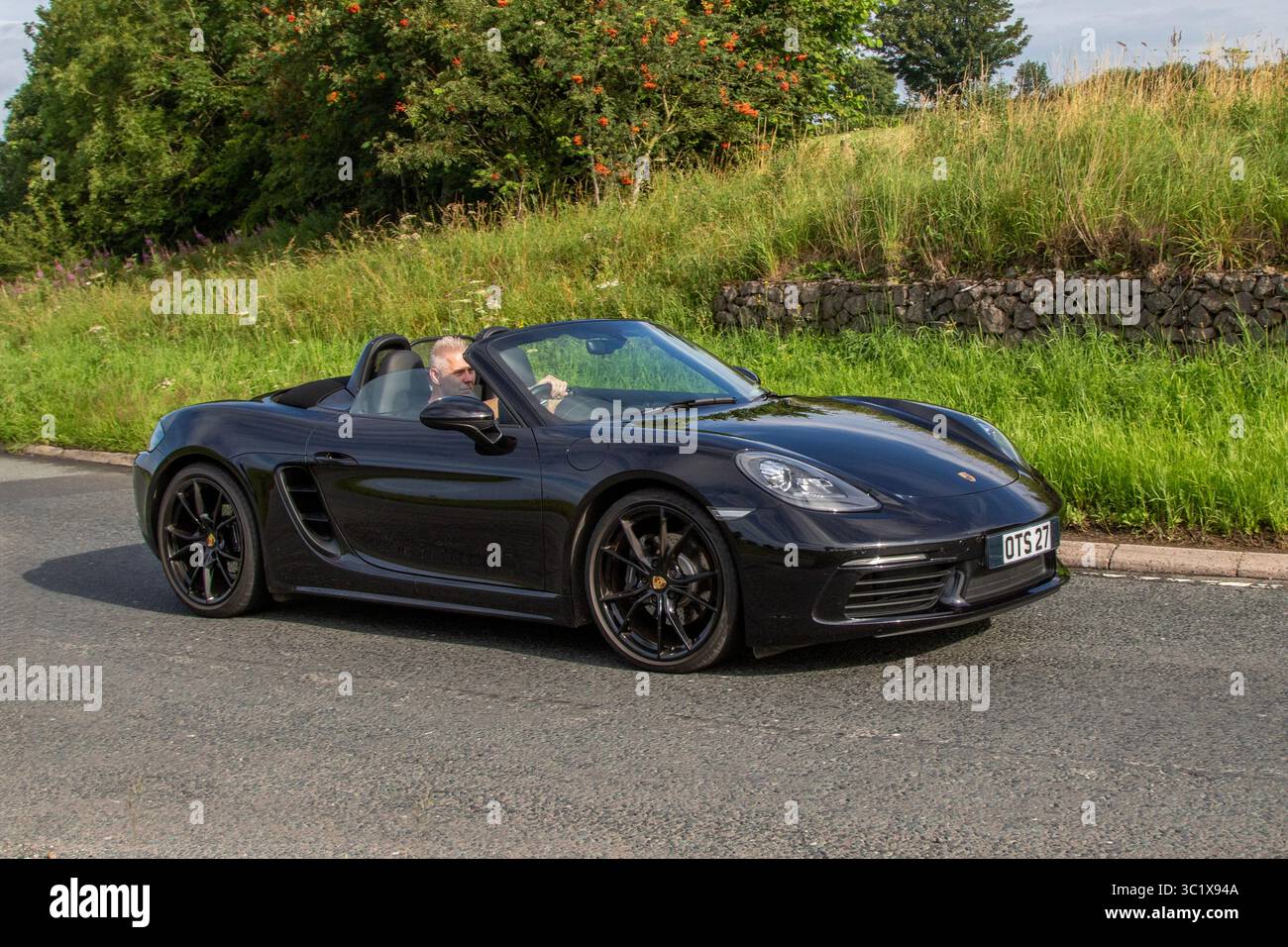 2017 Schwarzer Porsche 718 Boxster S-A T 300 PDK Auto Start/Stopp Car Roadster Benzin 1988 ccm, offener Zweisitzer; auf der Wheels Up North Weekender Oldtimer und Performance, Sammler und Enthusiasten Motorshow. Kendal, Großbritannien Stockfoto