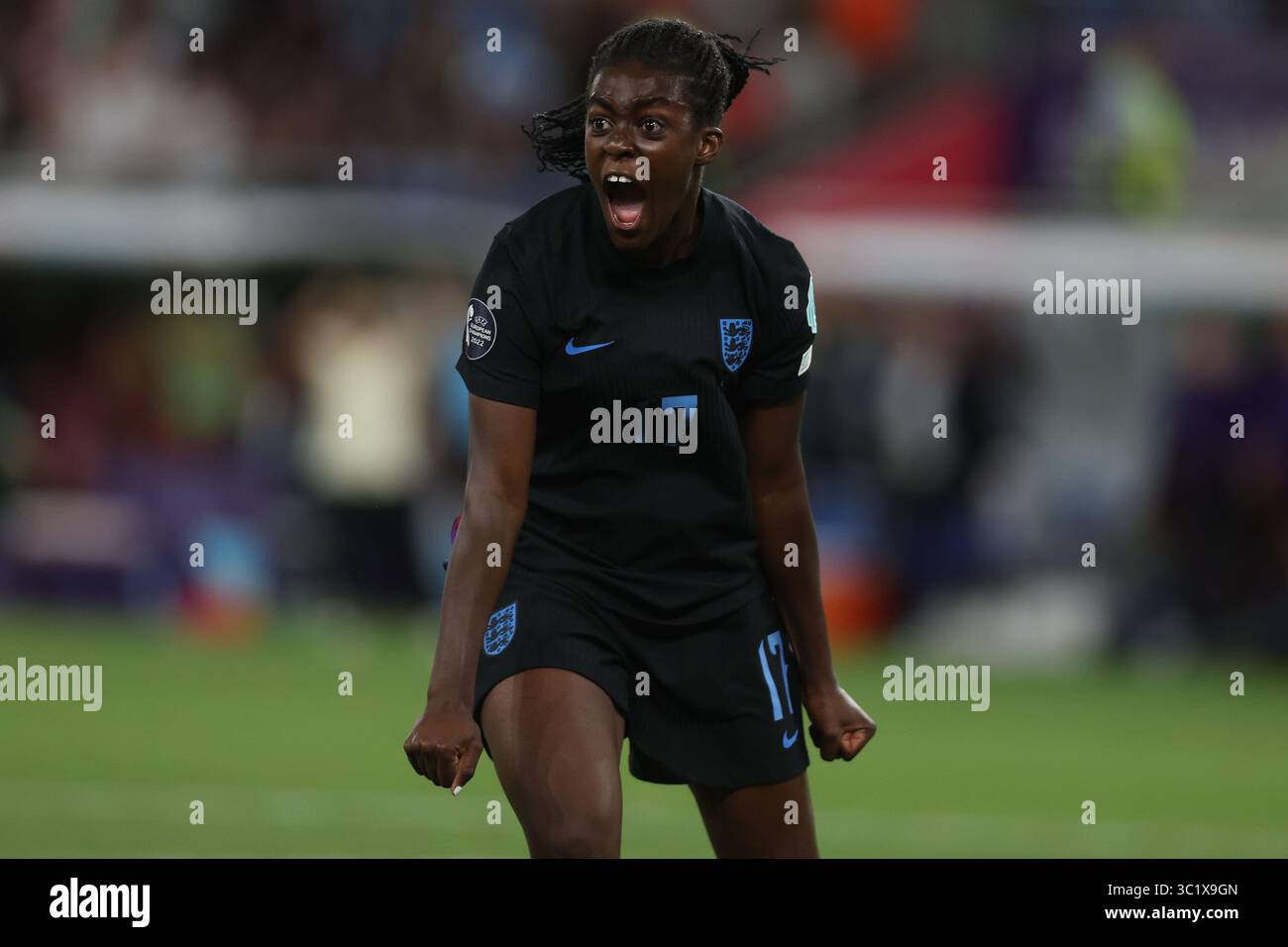 Genf, Schweiz 22. Juli 2025: Agyemang von England trifft das Tor und feiert mit der Mannschaft im Halbfinale der UEFA Women's EURO Switzerland 2025 Stockfoto