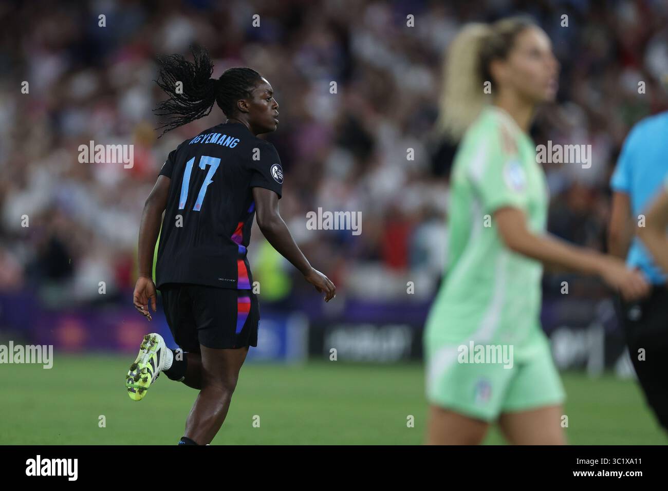 Genf, Schweiz 22. Juli 2025: Agyemang von England trifft das Tor und feiert mit der Mannschaft im Halbfinale der UEFA Women's EURO Switzerland 2025 Stockfoto