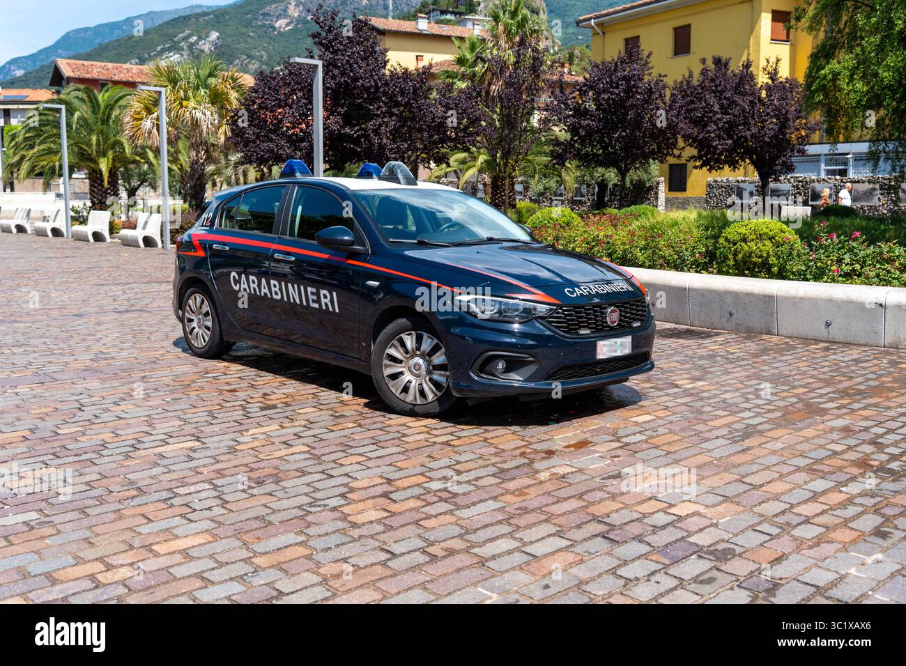 Nago-Torbole, Trentino, Italien - 21. Juli 2025: Ein Carabinieri-Patrouillenwagen parkt auf einem Platz in Nago-Torbole am Gardasee. Das Polizeifahrzeug ist Teil der lokalen Sicherheitskräfte in der Tourismusregion *** ein Carabinieri-Streifenwagen steht auf einem Platz in Nago-Torbole am Gardasee. Das Polizeifahrzeug ist Teil der örtlichen Sicherheitspräsenz in der touristisch geprägten Region Stockfoto