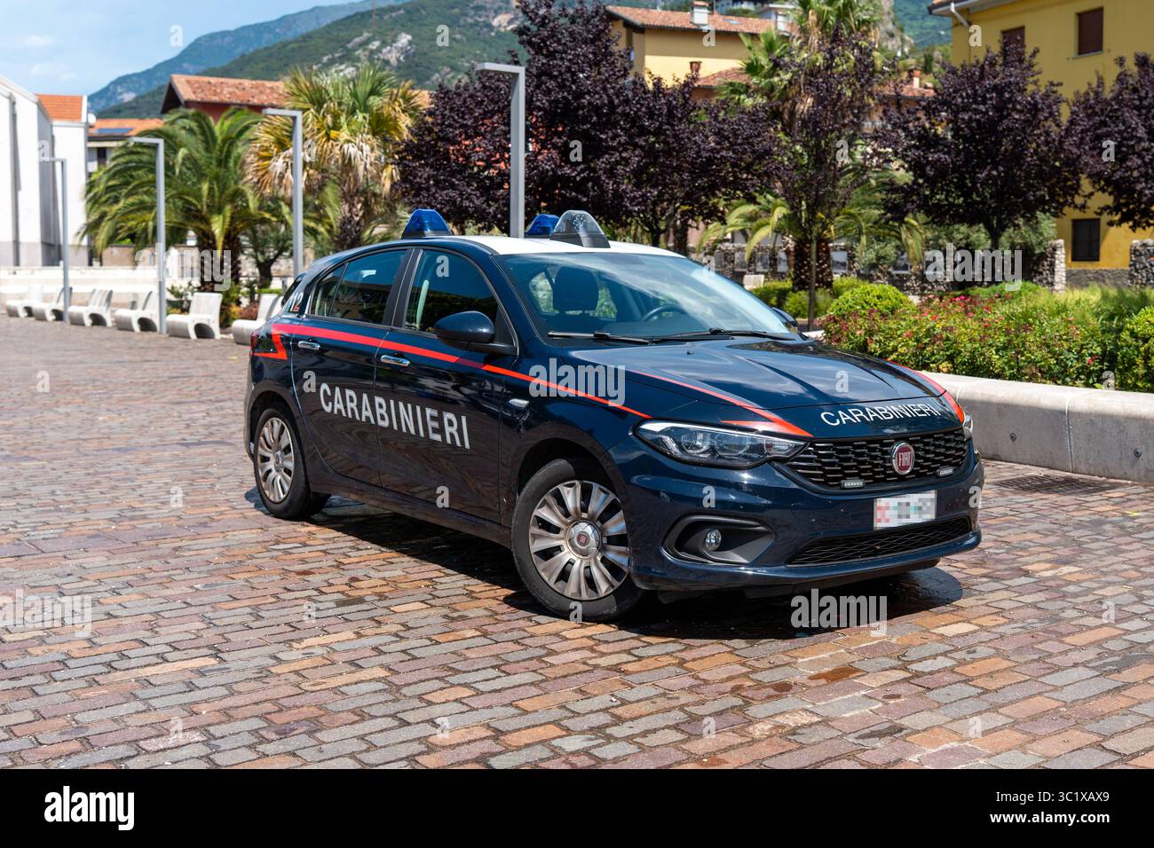 Nago-Torbole, Trentino, Italien - 21. Juli 2025: Ein Carabinieri-Patrouillenwagen parkt auf einem Platz in Nago-Torbole am Gardasee. Das Polizeifahrzeug ist Teil der lokalen Sicherheitskräfte in der Tourismusregion *** ein Carabinieri-Streifenwagen steht auf einem Platz in Nago-Torbole am Gardasee. Das Polizeifahrzeug ist Teil der örtlichen Sicherheitspräsenz in der touristisch geprägten Region Stockfoto
