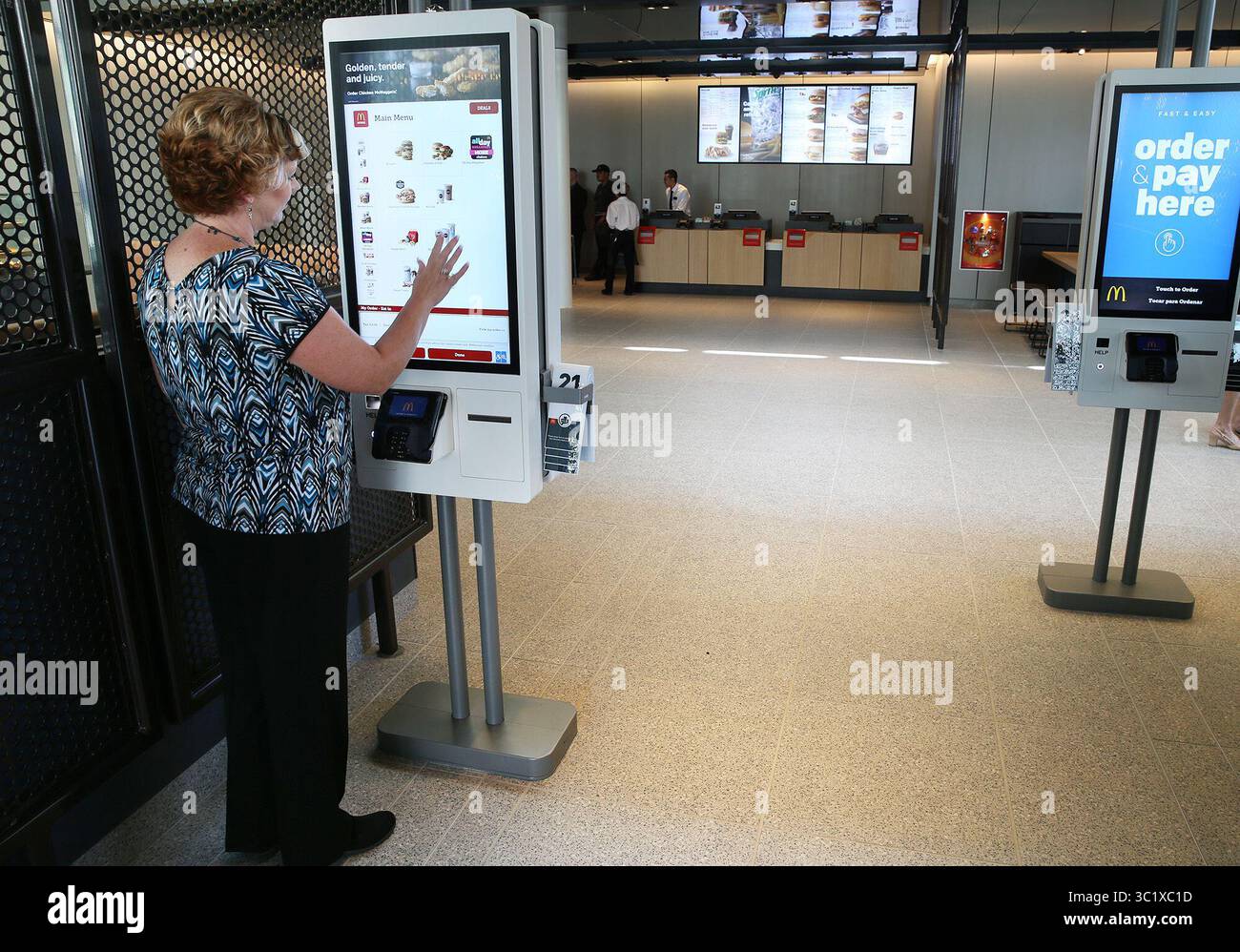 8. August 2018 – Chicago, IL, USA – Selbstbedienungskioske in einem McDonald's Restaurant in der Ontario and Clark Street in Chicago, Illinois am Mittwoch, 8. August 2018. McDonald's plant, 300 Millionen US-Dollar für die Übernahme des Technologieunternehmens Dynamic Yield zu zahlen, dessen Software es dem Fast-Food-Giganten ermöglichen wird, seine digitalen Menütafeln zu personalisieren und zusätzliche Artikel basierend auf dem, was ein Kunde gerade bestellt hat, bereitzustellen. (Bild: © Terrence Antonio James/Chicago Tribune/TNS via ZUMA Wire) Stockfoto