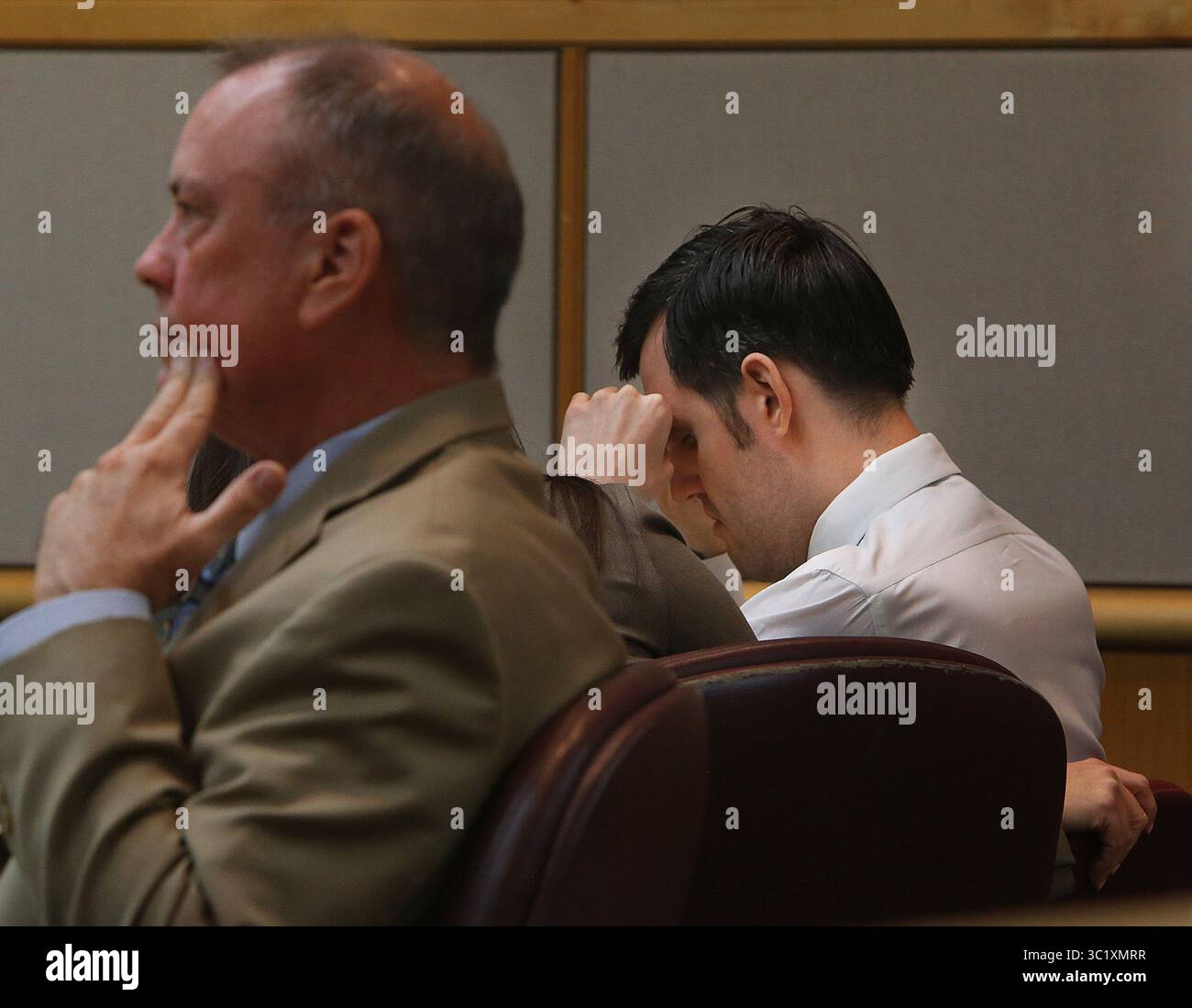 März 2019 - Clearwater, Florida, USA - SCOTT KEELER | Times..Angeklagter John Jonchuck, rechts, Reacts, Mittwoch, 27. März, 2019 vor Gericht, als Fotos der Jury seiner verstorbenen Tochter Phoebe Jonchuck und ihrer Verletzungen gezeigt werden. Auf der linken Seite befindet sich Greg Williams. (Bild: © Scott Keeler/Tampa Bay Times via ZUMA Wire) Stockfoto