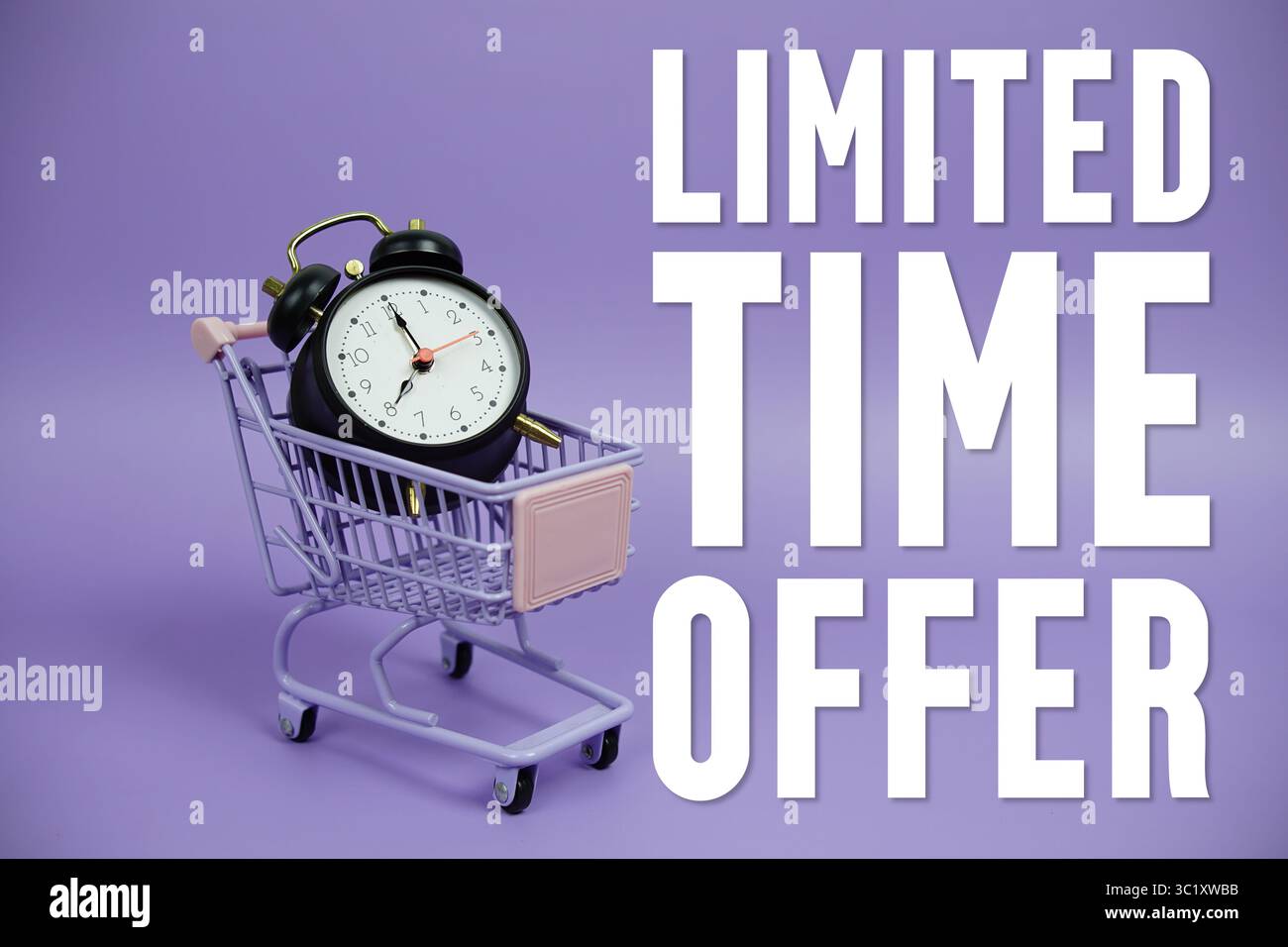 Angebotstext für begrenzte Zeit mit Einkaufswagen und Wecker auf violettem Hintergrund Stockfoto
