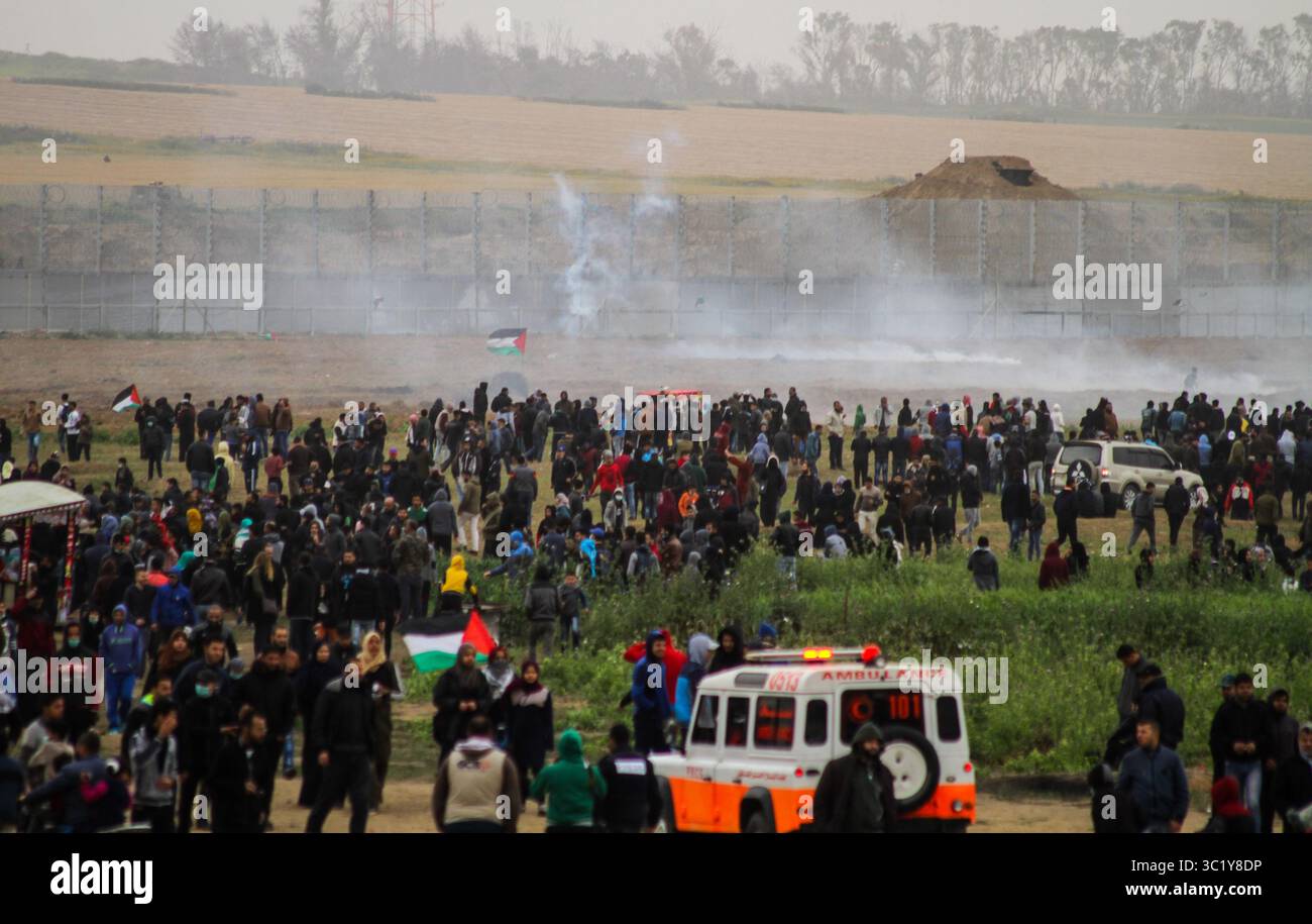 30. März 2019 - Gaza-Stadt, Gazastreifen, Palästina - palästinensische Demonstranten schwenken palästinensische Flaggen und rufen Parolen, während sie sich der Grenze zwischen Israel und Gaza nähern, am ersten Jahrestag des Großen Rückkehrprotests. (Kreditbild: © Mahmoud Issa/Quds Net News via ZUMA Wire) Stockfoto
