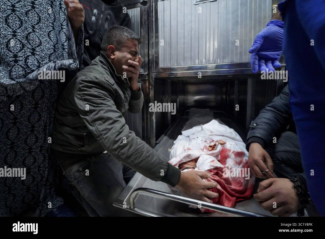 30. März 2019 - Gaza, -------- , Palästina - (ANMERKUNG DER REDAKTION: Bild zeigt den Tod).Adham Emaras Leiche in der Leichenhalle des Krankenhauses gesehen..die Familie von Adham Emara, 17, der bei Zusammenstößen mit israelischen Truppen nahe der Grenze zu Israel getötet wurde in der Leichenhalle des Krankenhauses in Beit Lahia, um die Identität des Leichnams zu bestätigen. (Kreditbild: © Mohamed Zarandah/SOPA Bilder via ZUMA Wire) Stockfoto