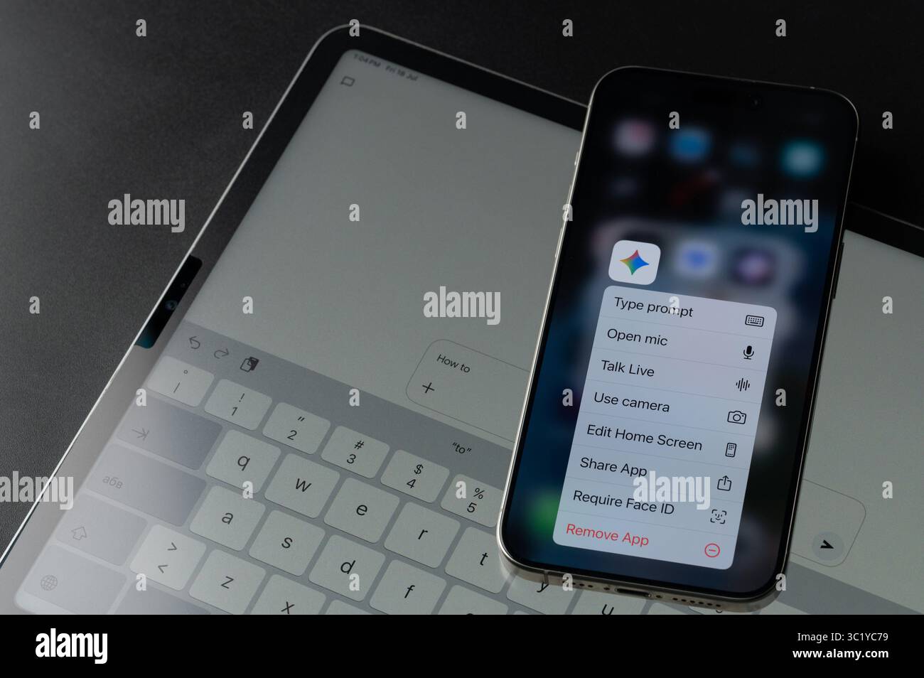 New York, USA – 18. Juli 2025: Entdecken Sie die Google Gemini App auf Smartphone auf Tablet-Hintergrund Stockfoto