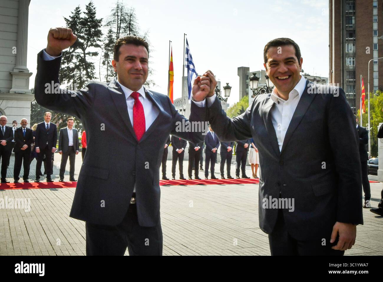 2. April 2019: Skopje, Nordmazedonien: Der nordmazedonische Premierminister Zoran Zaev, links, schüttelt vor dem Büro des Premierministers in Skopje, Nordmazedonien, die Hand mit seinem griechischen Amtskollegen Alexis Tsipras. Der griechische Premierminister ist in Nordmazedonien angekommen, der erste offizielle Besuch eines griechischen Staatschefs im Nachbarland nach Jahrzehnten angespannter Beziehungen zwischen zwei Nationen, die mit dem Namen Mazedonien belastet wurden (Credit Image: © Eurokinissi via ZUMA Wire) Stockfoto