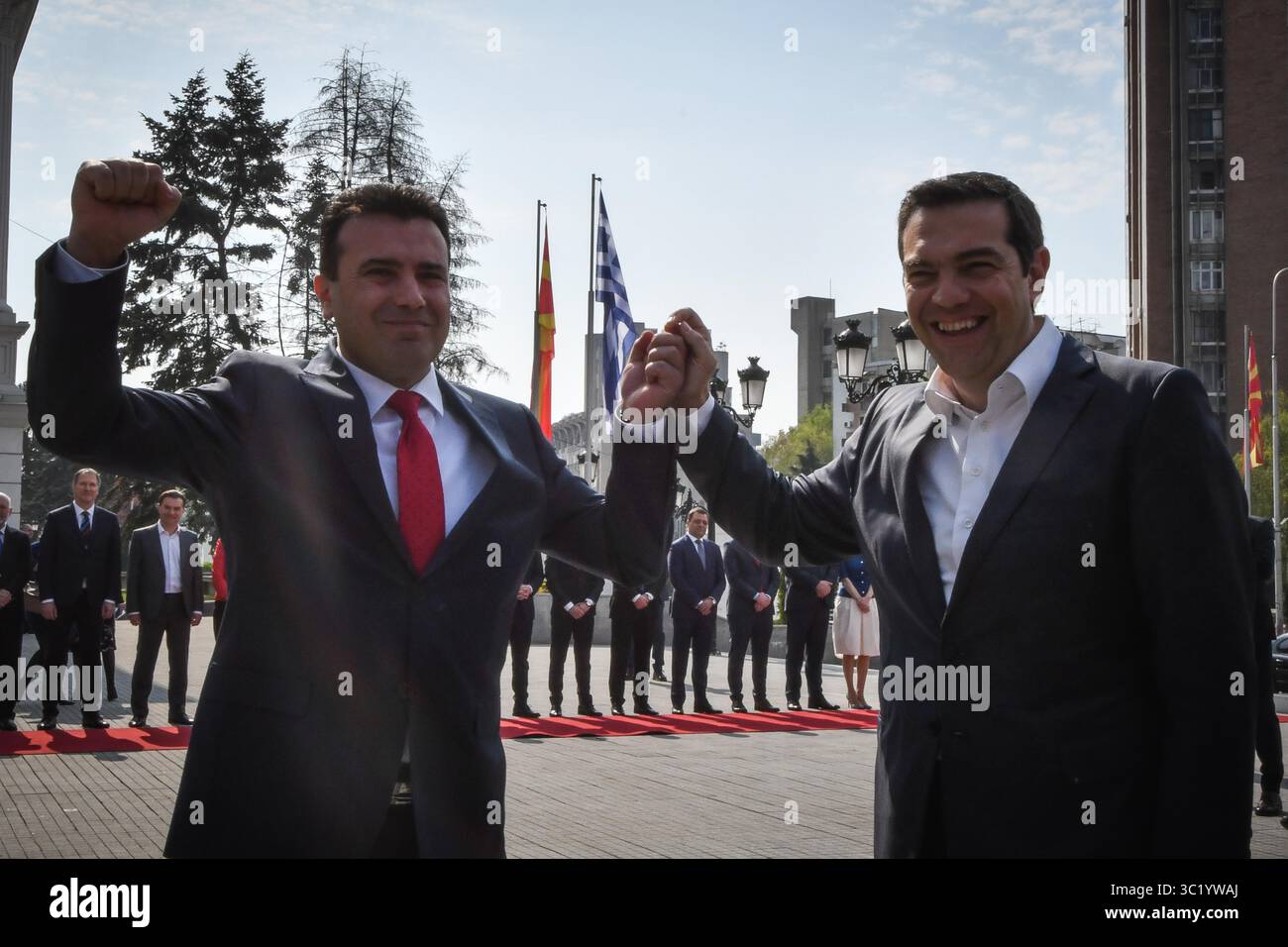 2. April 2019: Skopje, Nordmazedonien: Der nordmazedonische Premierminister Zoran Zaev, links, schüttelt vor dem Büro des Premierministers in Skopje, Nordmazedonien, die Hand mit seinem griechischen Amtskollegen Alexis Tsipras. Der griechische Premierminister ist in Nordmazedonien angekommen, der erste offizielle Besuch eines griechischen Staatschefs im Nachbarland nach Jahrzehnten angespannter Beziehungen zwischen zwei Nationen, die mit dem Namen Mazedonien belastet wurden (Credit Image: © Eurokinissi via ZUMA Wire) Stockfoto