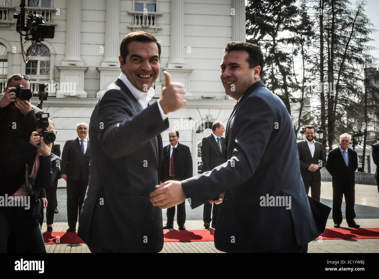 2. April 2019: Skopje, Nordmazedonien: Der nordmazedonische Premierminister Zoran Zaev, links, schüttelt vor dem Büro des Premierministers in Skopje, Nordmazedonien, die Hand mit seinem griechischen Amtskollegen Alexis Tsipras. Der griechische Premierminister ist in Nordmazedonien angekommen, der erste offizielle Besuch eines griechischen Staatschefs im Nachbarland nach Jahrzehnten angespannter Beziehungen zwischen zwei Nationen, die mit dem Namen Mazedonien belastet wurden (Credit Image: © Eurokinissi via ZUMA Wire) Stockfoto