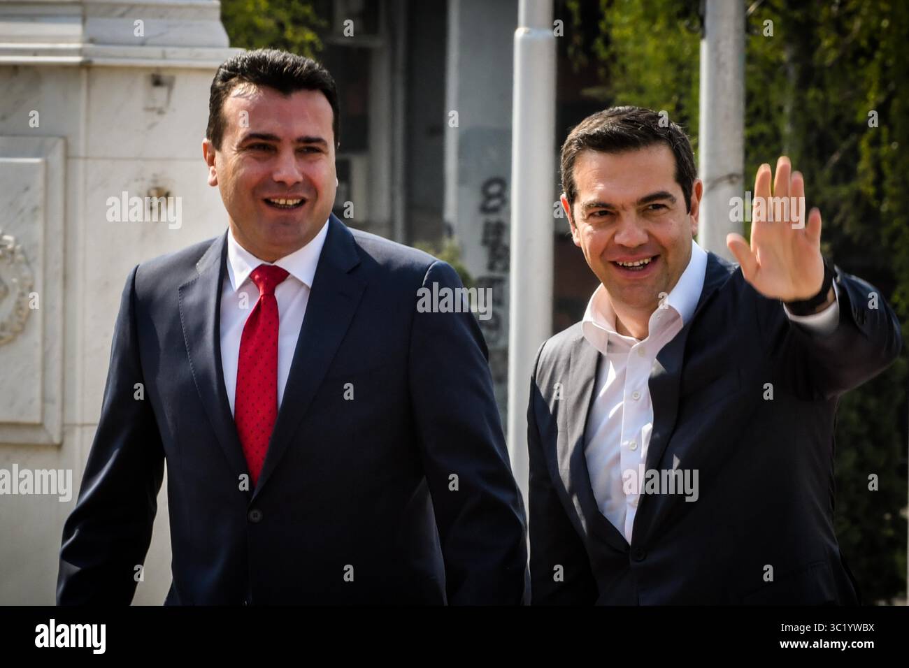 2. April 2019: Skopje, Nordmazedonien: Der nordmazedonische Premierminister Zoran Zaev, links, schüttelt vor dem Büro des Premierministers in Skopje, Nordmazedonien, die Hand mit seinem griechischen Amtskollegen Alexis Tsipras. Der griechische Premierminister ist in Nordmazedonien angekommen, der erste offizielle Besuch eines griechischen Staatschefs im Nachbarland nach Jahrzehnten angespannter Beziehungen zwischen zwei Nationen, die mit dem Namen Mazedonien belastet wurden (Credit Image: © Eurokinissi via ZUMA Wire) Stockfoto