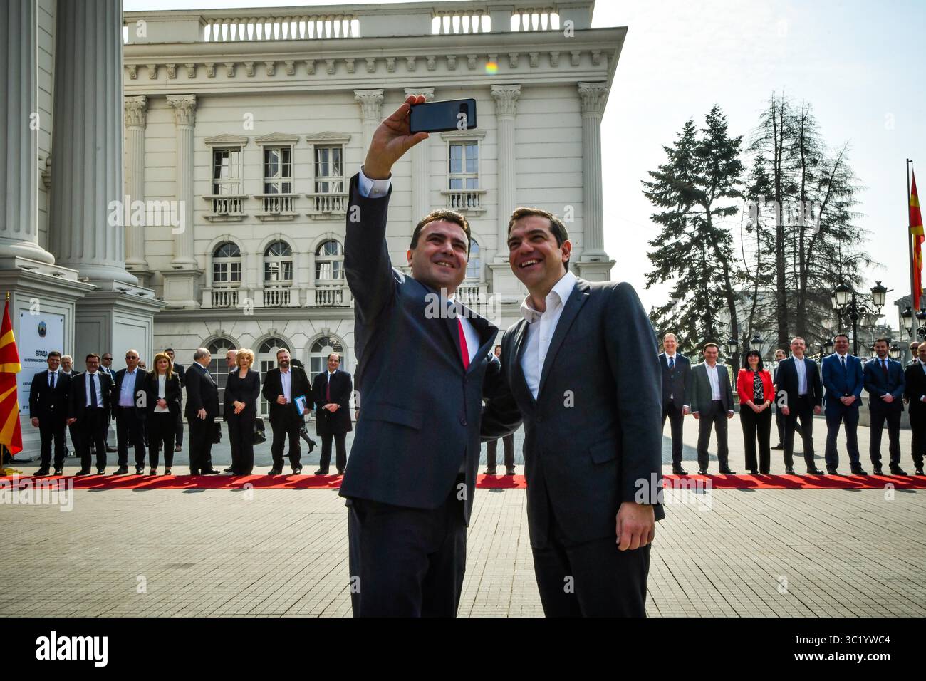 2. April 2019: Skopje, Nordmazedonien – Nordmazedonien Ministerpräsident Zoran Zaev, links, macht ein Selfie mit seinem griechischen Amtskollegen Alexis Tsipras vor dem Büro des Premierministers in Skopje, Nordmazedonien. Der griechische Premierminister ist in Nordmazedonien angekommen, der erste offizielle Besuch eines griechischen Staatschefs im Nachbarland nach Jahrzehnten angespannter Beziehungen zwischen zwei Nationen, die mit dem Namen Mazedonien belastet wurden (Credit Image: © Eurokinissi via ZUMA Wire) Stockfoto
