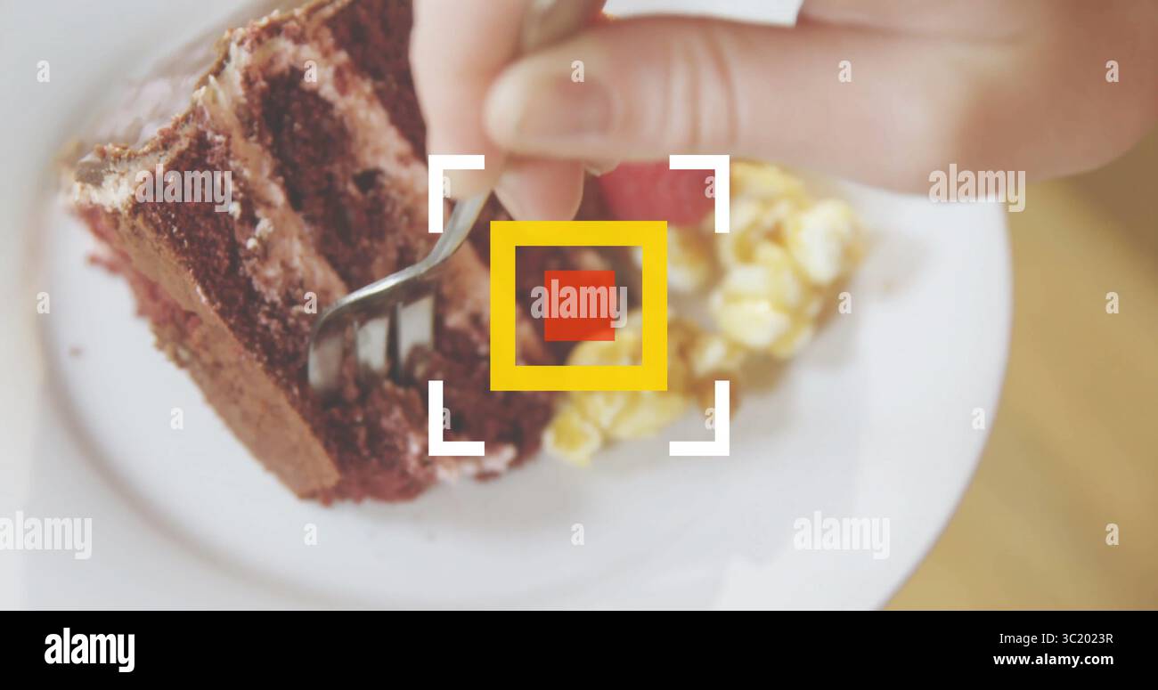 Schokoladenkuchenscheibe mit Gabel auf der Tischplatte mit Rührei und Fokusabsatz schneiden Stockfoto