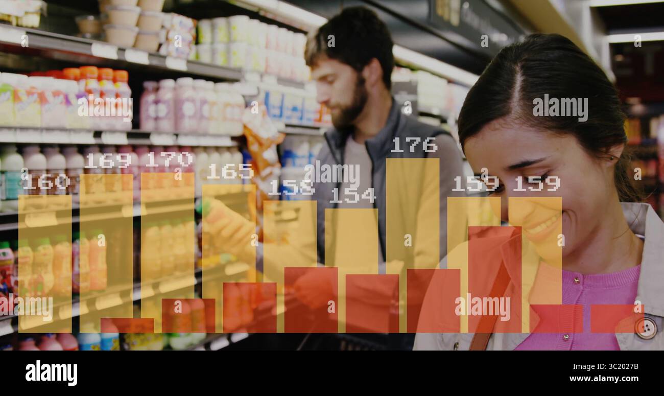 Durchsuchendes Paar, das Getränke im Kühlgang mit Paket, Balkendiagramm-Overlay, Kopierraum inspiziert Stockfoto
