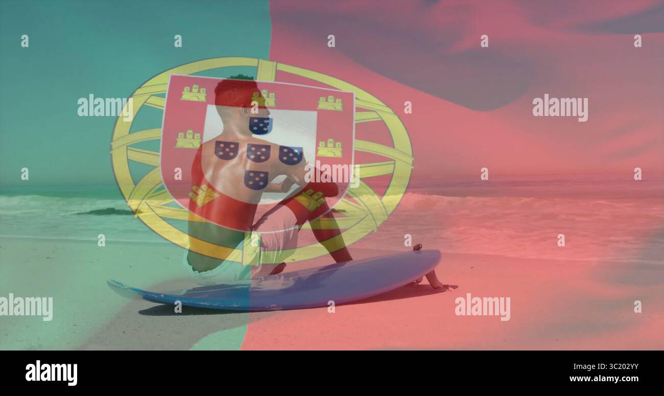 Sitzender Surfer in Surfkleidung am Strand mit blauem Surfbrett und Überzug der Nationalflagge Stockfoto